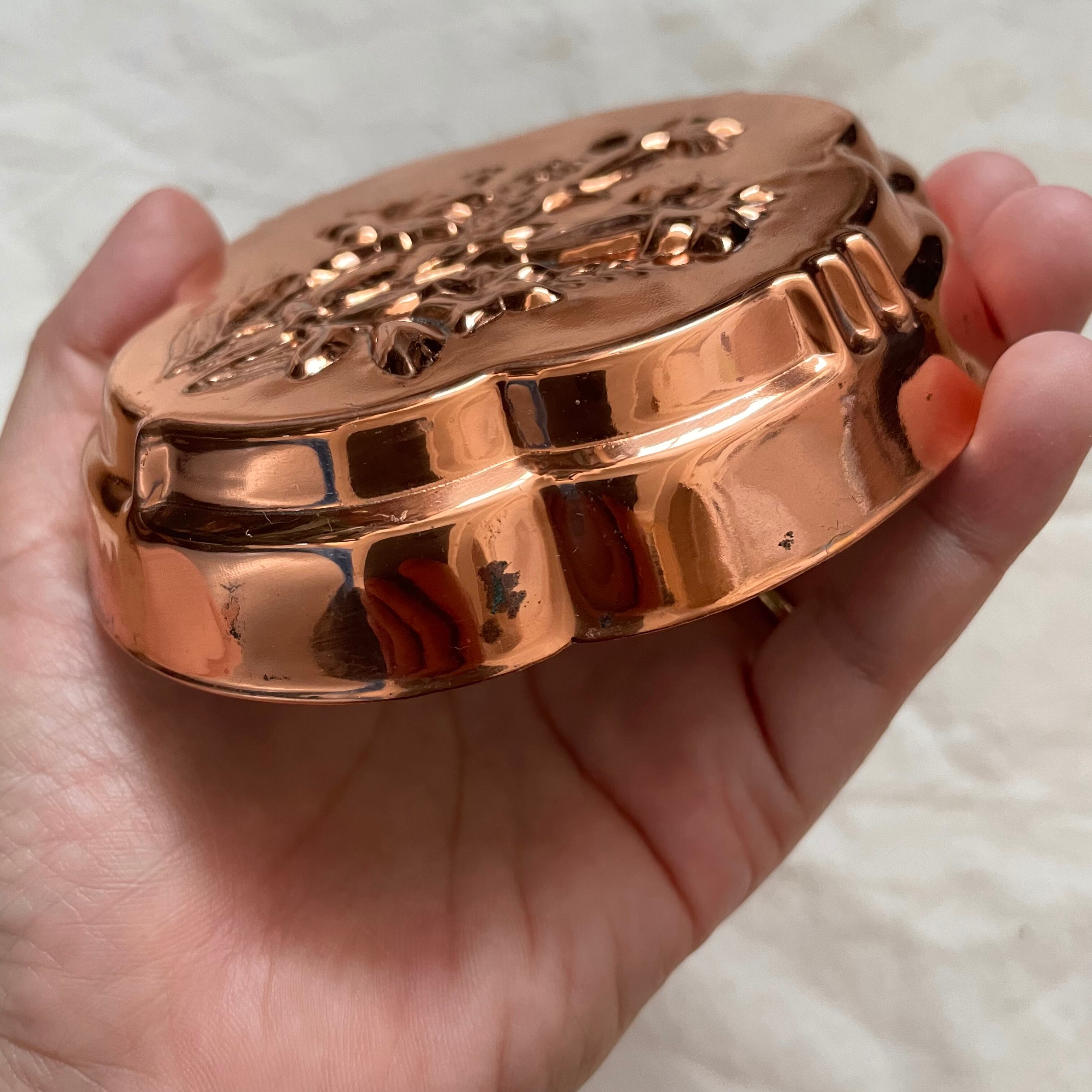 花模様の銅のモールド風壁飾り | tsuitachi craft&brocante
