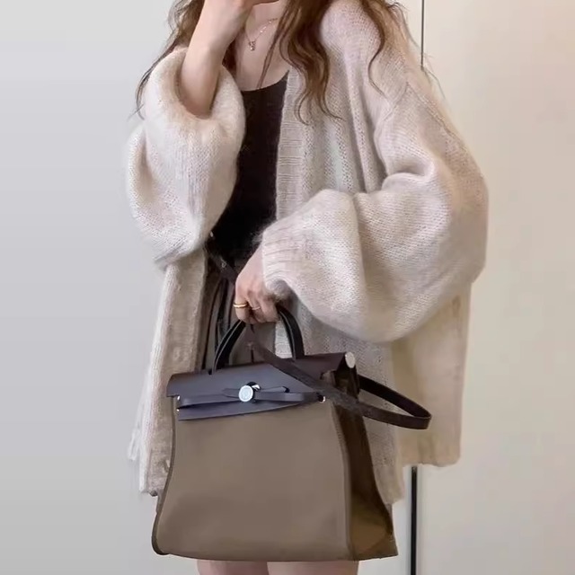 【送料無料】 ニットカーディガン 3色 冷房対策 アウター 羽織り ショート 長袖 ランタンスリーブ フレア Aライン ベージュ ブラック ブラウン 大人カラー ベイクドカラー モノトーン 秋カラー ニュアンスカラー 厚手生地 もこもこ ウール 防寒 暖かい かわいい 大人可愛い 綺麗 シンプル カジュアル 大人 おしゃれ お洒落 大人女子 こなれ感 コンサバ 定番アイテム 体型カバー 無地 冬 女性 レディース ママ 20代 30代 40代 デート お出かけ 女子会 お茶会 授業参観 休日 アウトドア