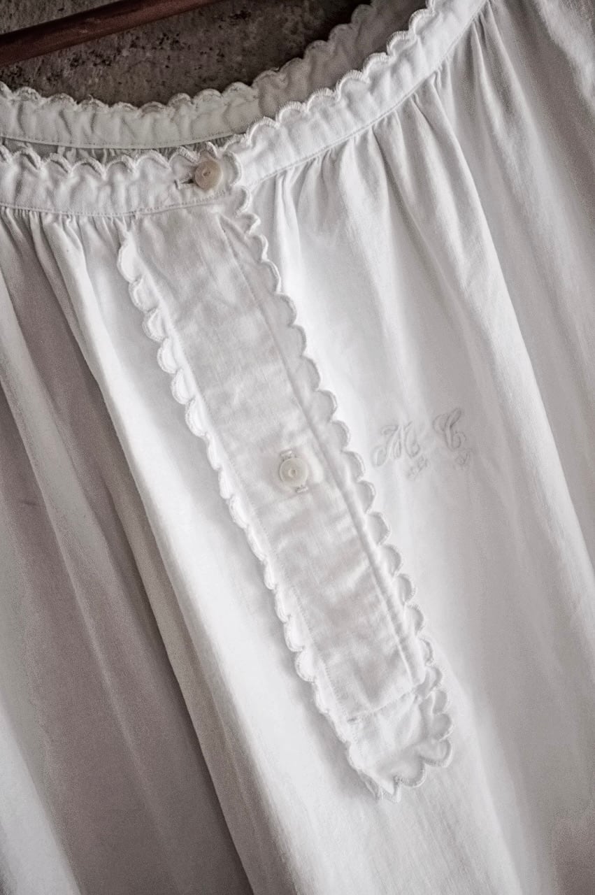 フランス とろりと長い貝たちとモノグラムあるロングワンピース