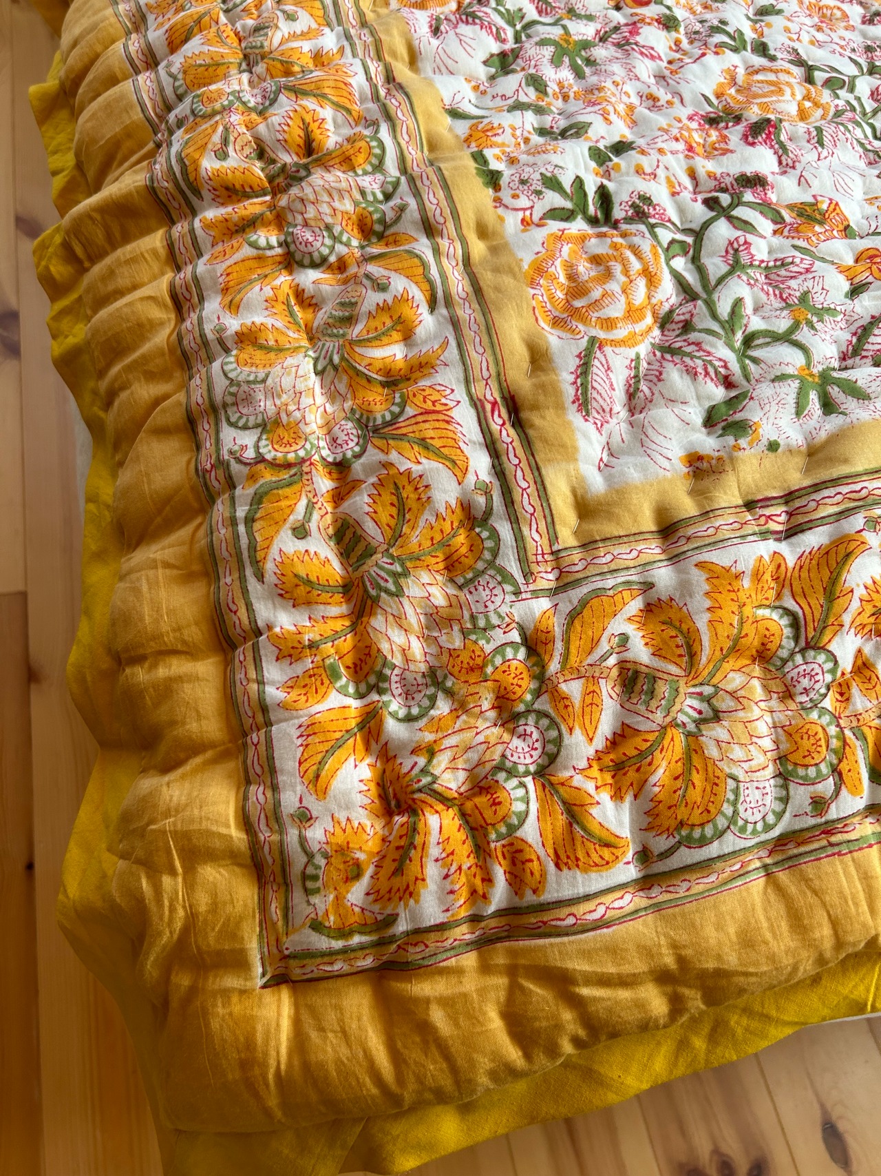 ジュニアサイズ　エレガントな黄色のお花　ブロックプリントキルト　インドのお布団　