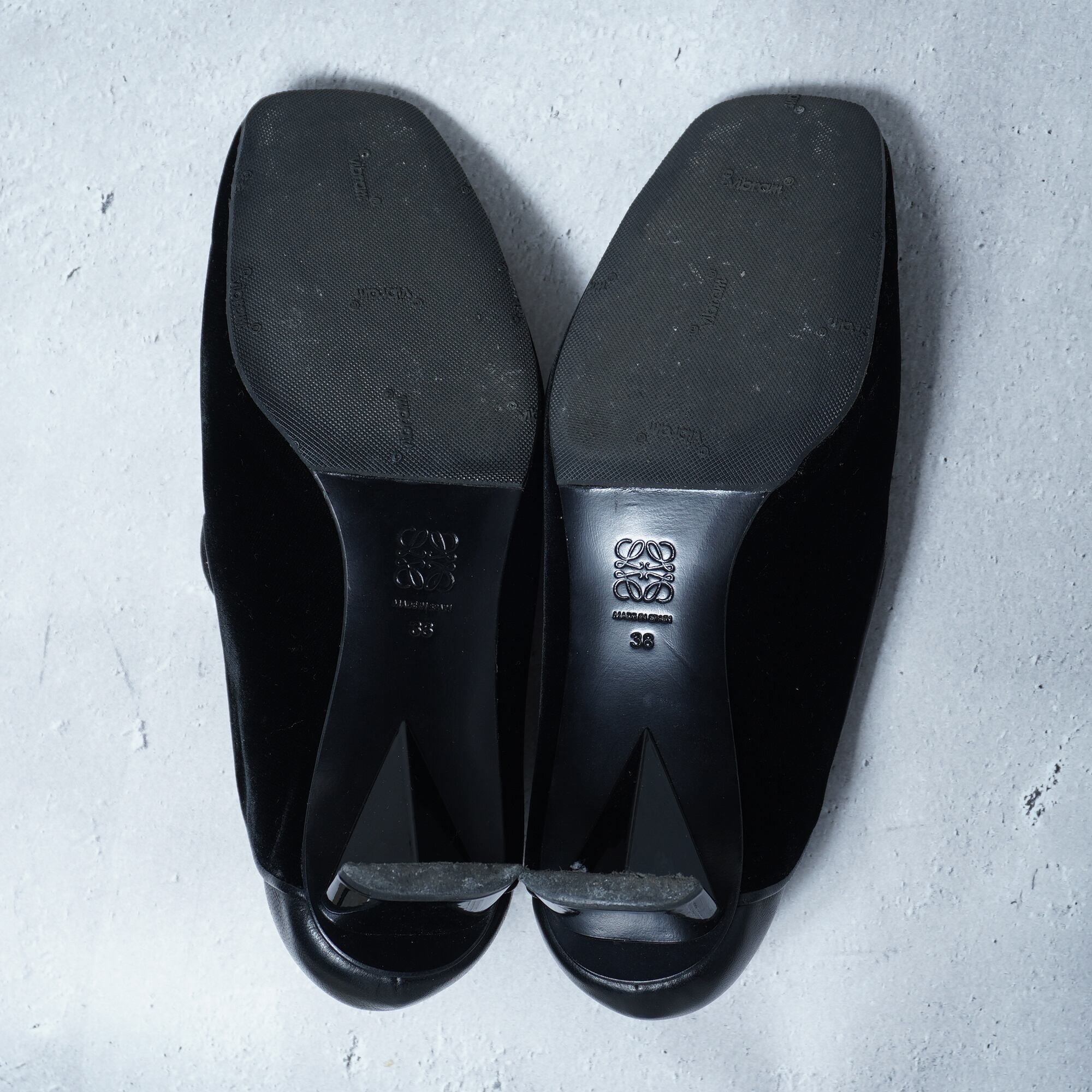 LOEWE】ロエベ ゴールドアナグラムロゴベロアパンプス black | MIXHIVE