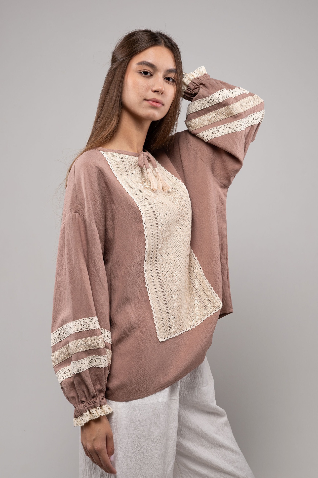 ウクライナ刺繍ヴィシヴァンカ グラージュ・ニジンカ（平行縫い）　シルク手刺繍　ブラウス　麻　レディース・フリーサイズ - 11