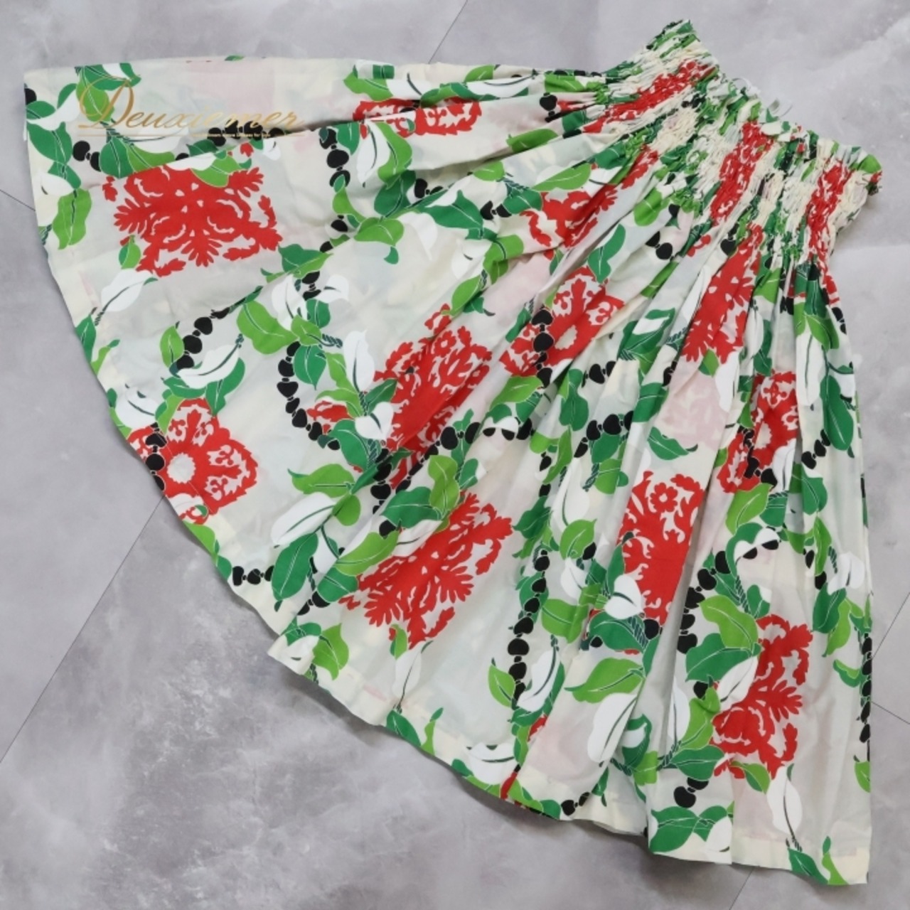 フラダンス 衣装 パウスカート ホワイト系 シングル シンプル 花柄 葉っぱ柄 かわいい 華やか 鮮やか 明るい 白 緑 赤 ハワイアン アロハ ハワイアンプリント フラ ダンス レッスン 練習 アロハ柄 おしゃれ 踊り着 カラフル