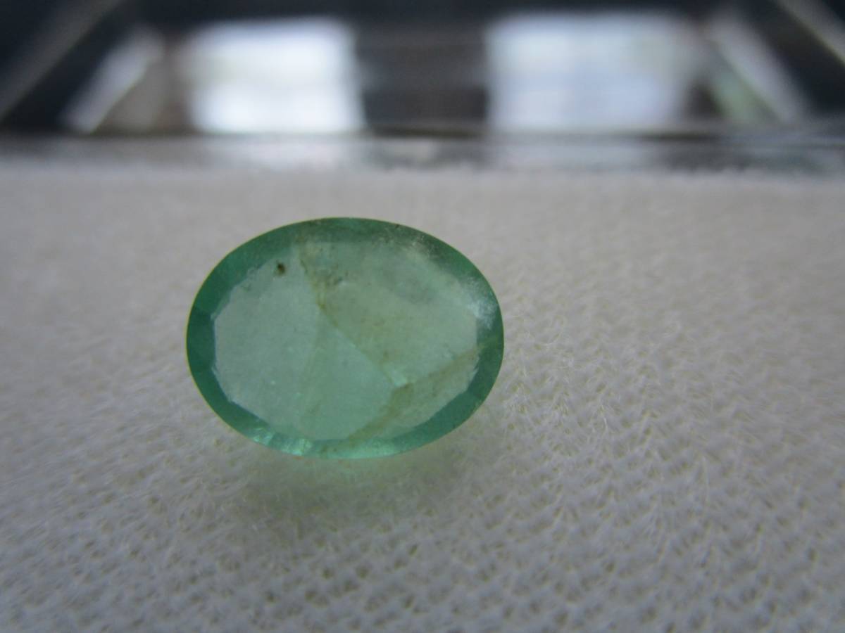 コロンビア産より柔らかい色合いの、天然エメラルド 1.26ct ブラジル 