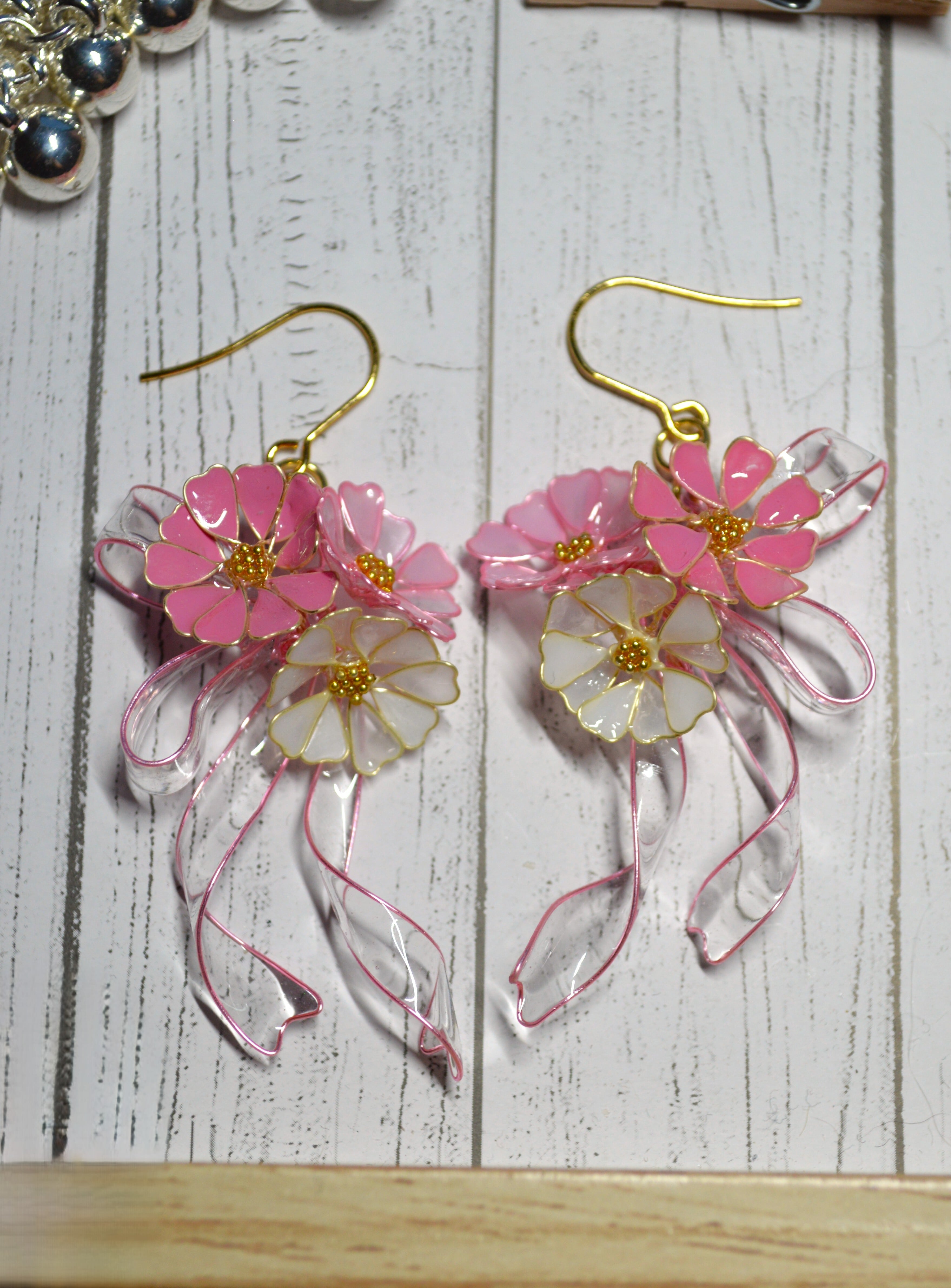 コスモスとリボンのピアス アメリカンフラワー ディップフラワー 透明