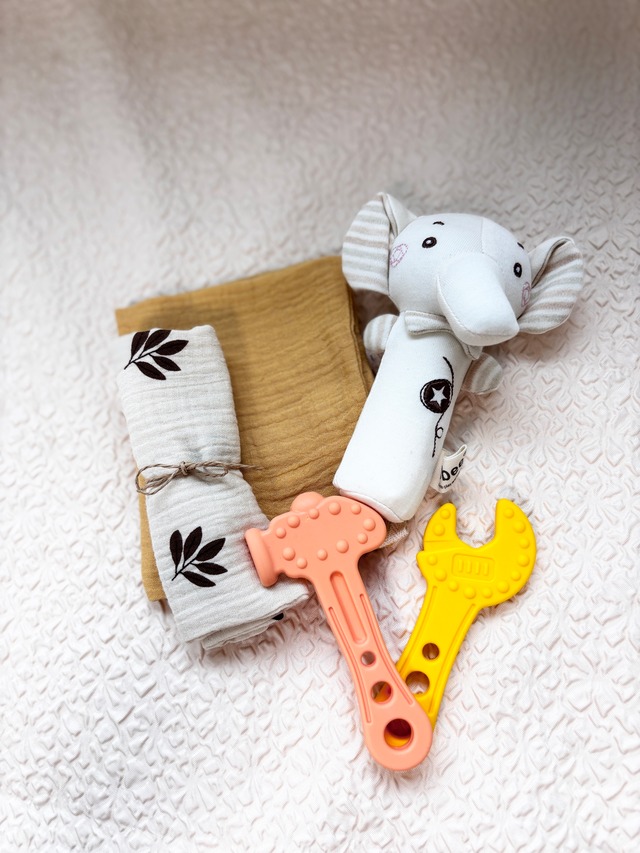 【即納】４点セット（おくるみ&帽子&ヘアバンド&木製プレート）　ニューボーンフォト　出産祝い　ギフト　新生児　スワドル　ベビーグッズ　プチギフト