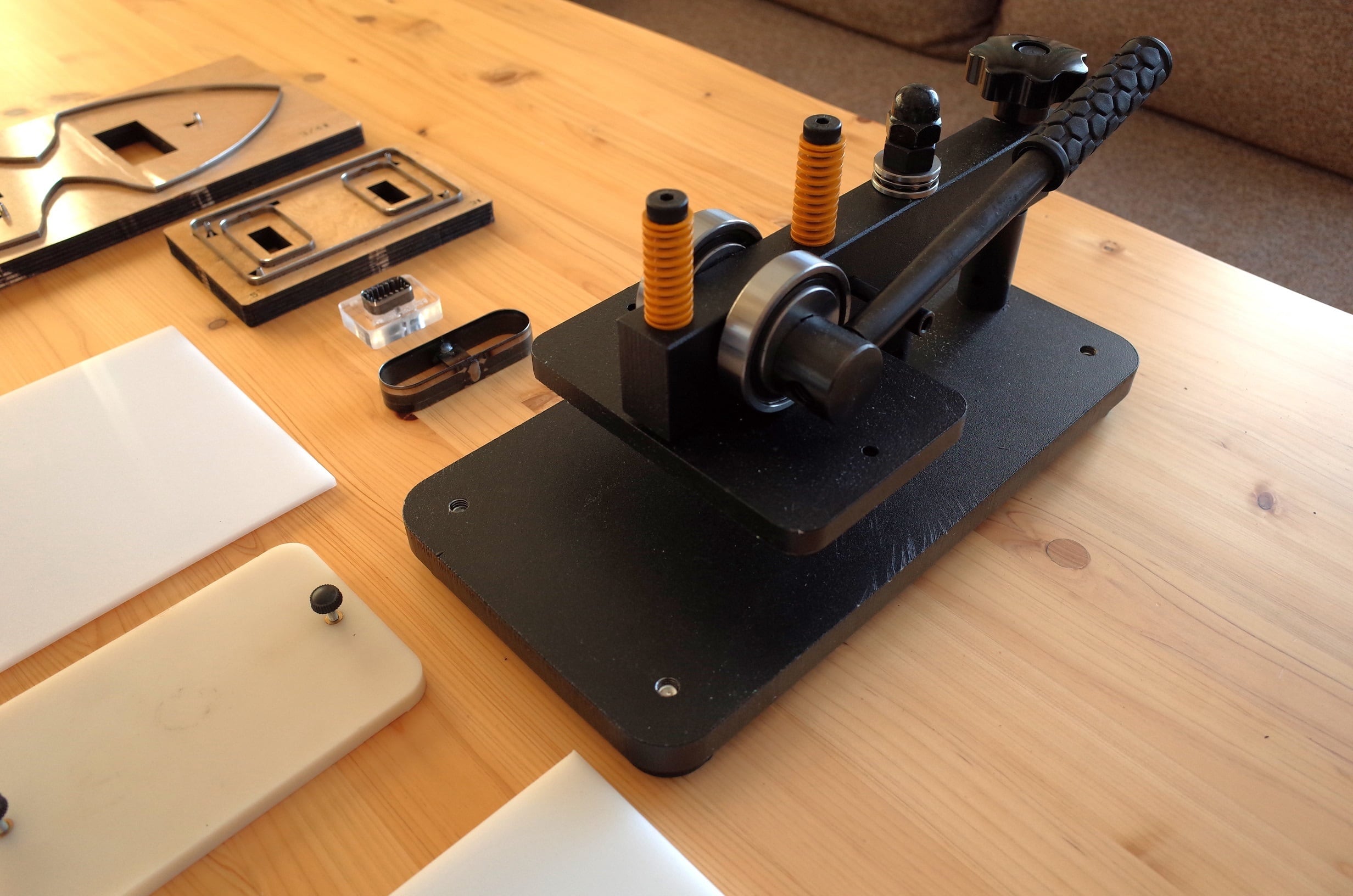 卓上ハンドクリッカー「裁断力3トン」 | Toru Leathers