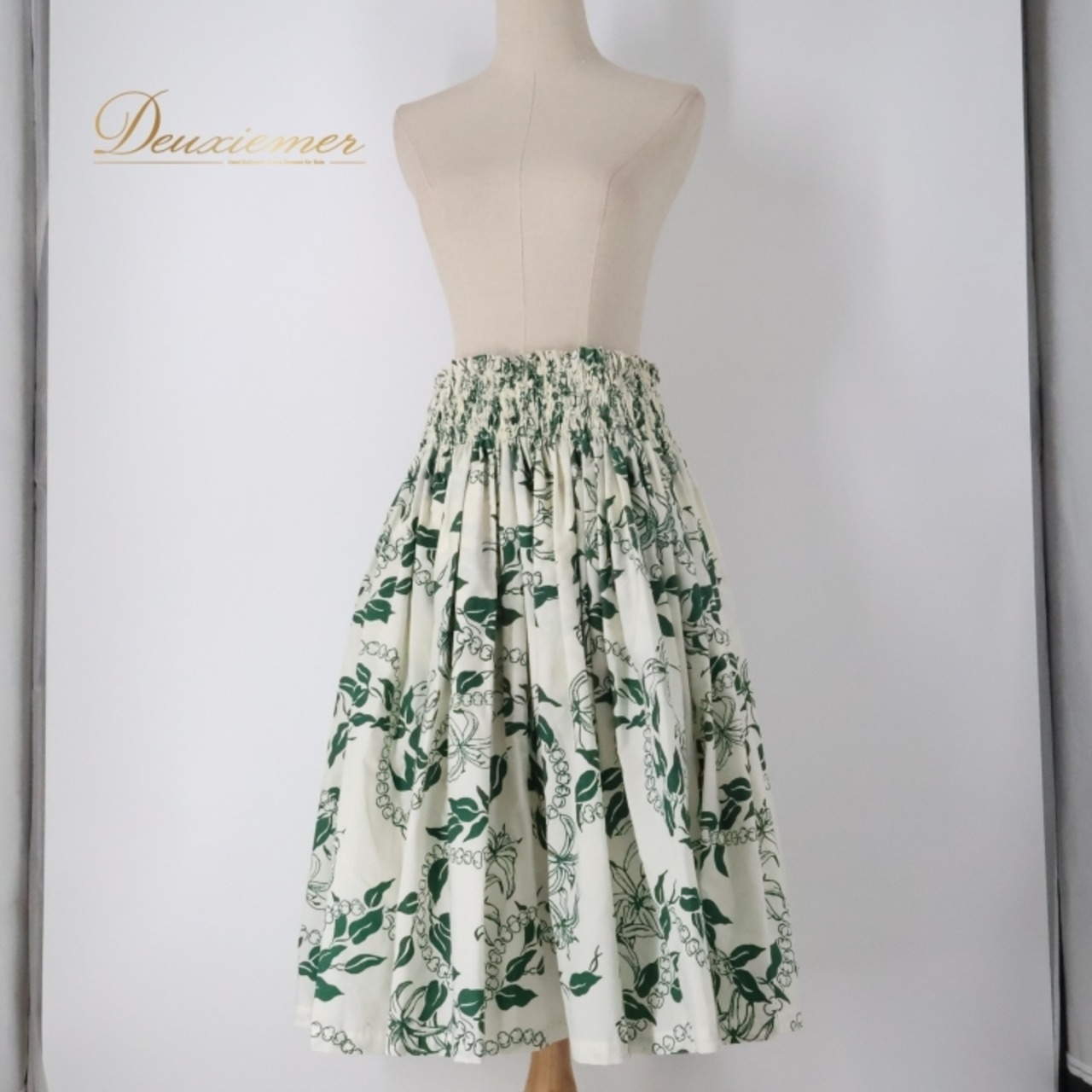 フラダンス 衣装 パウスカート ホワイト系 マカマカ MakaMaka ハワイアンプリント 花柄 植物柄 アロハ フラ ダンス レッスン 練習 シングル スカート フレア ふんわり グリーン系 白 緑 華やか かわいい おしゃれ 上品 大人っぽい フラダンス衣装 夏用 アロハ柄 ハワイアンリゾート おしゃれ着 エスニック カジュアル