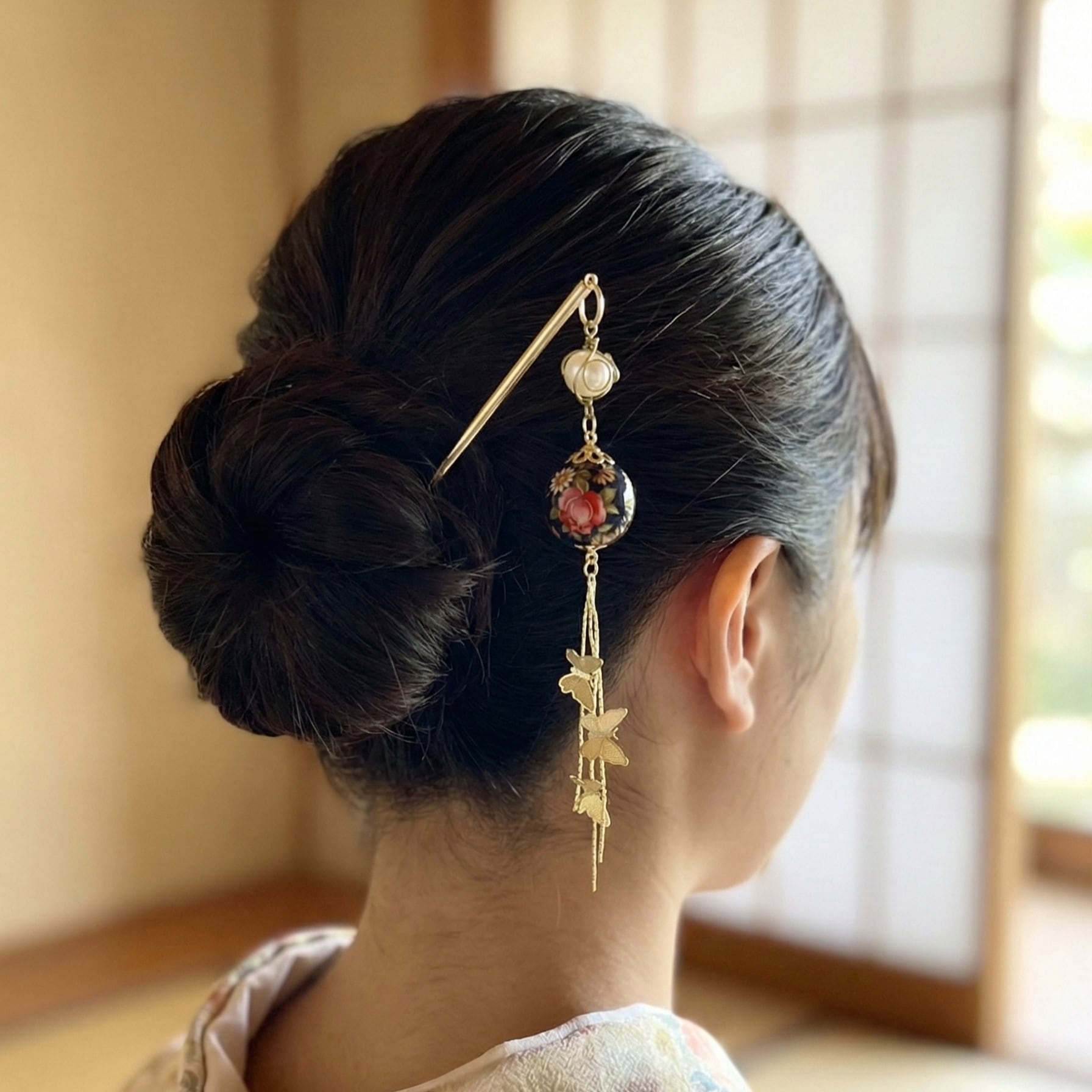 【揺れる蝶×伝統の彩り】和模様トンボ玉のかんざし — バラ・桜・唐草