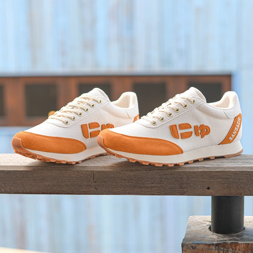 見てください‼︎ON R- ホワイト/オレンジ シューズ 抽選販売｜NEW'Z 80's『ORANGE』 | SANGACIO