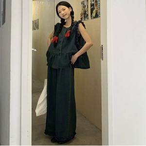 セットアップ デニム ベスト タンクトップ ペプラム ジャケット ノースリーブ 前開き クロップド フリル タック ワイドパンツ ボトム トップス フロントボタン 切り替えデザイン ロング丈 Aライン かわいい 大人可愛い シンプル カジュアル きれいめ 上品 おしゃれ こなれ感 キュート 個性的 存在感 春 夏 無地 学生 通学 デート お出かけ 女子会 普段使い 休日 韓国風 オルチャン ファッション コーデ 脚長 S M L ブルー