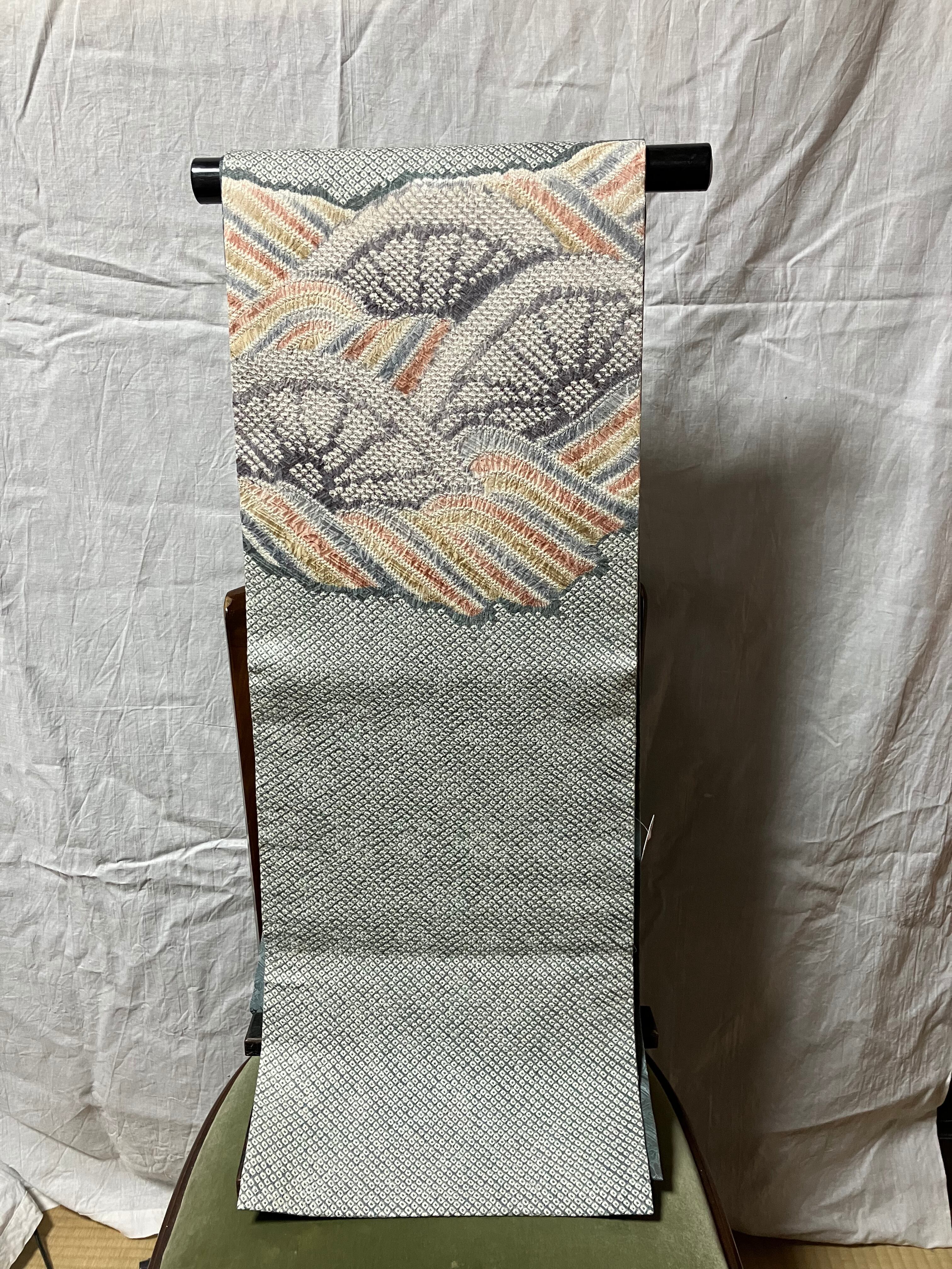 絞り染め名古屋帯（うす青鼠地｜朱黄波に源氏車）