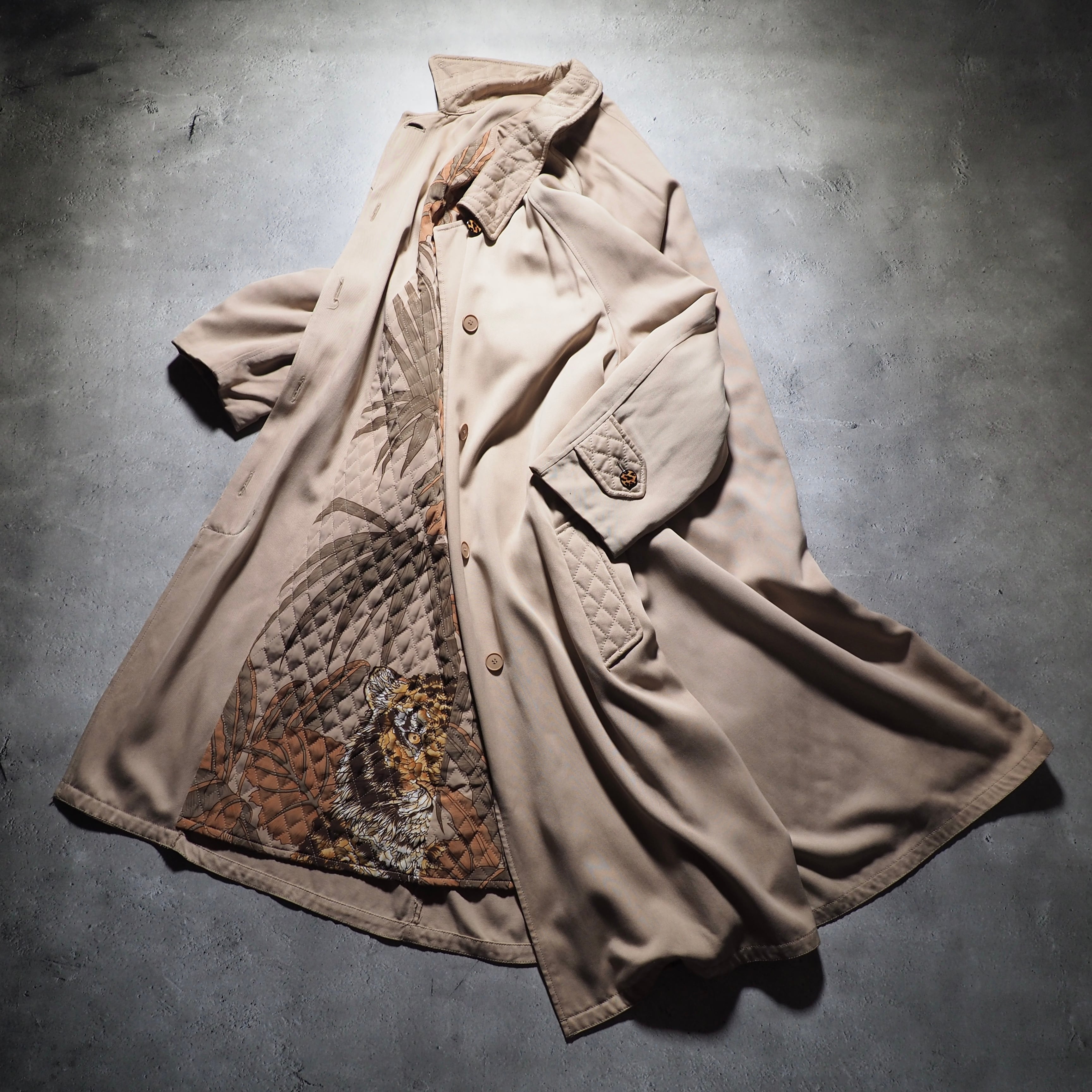 1990s Animal hand painted × Brilliant lining vintage long coat