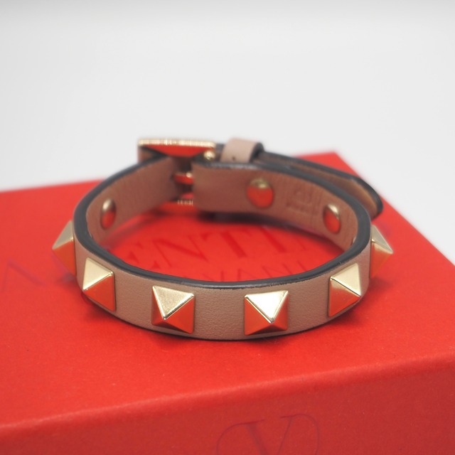 3/14掲載【現行品】VALENTINO ロックスタッズ  ブレスレット レザー ベージュ ヴァレンティノ 付属品付き