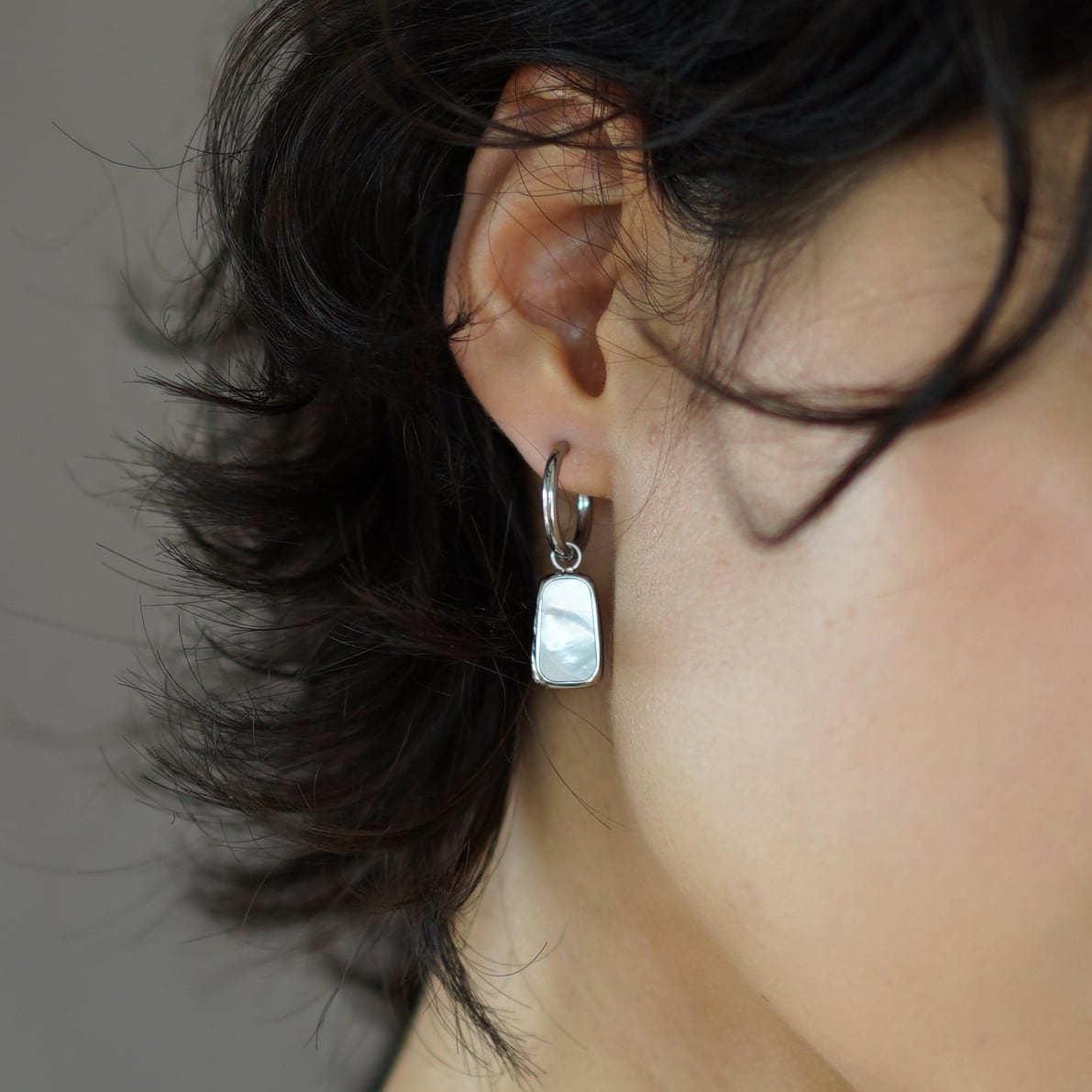 ホワイトシェルチャーム・ピアス | jojono