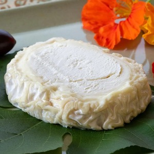 フランス産 ビュッシュ ド シェーヴル 山羊チーズ 100g｜白カビタイプ・マイルドで食べやすい｜フレッシュカット French Buche de Chevre Goat Cheese 100g – White Mold | Mild & Creamy | Fresh Cut