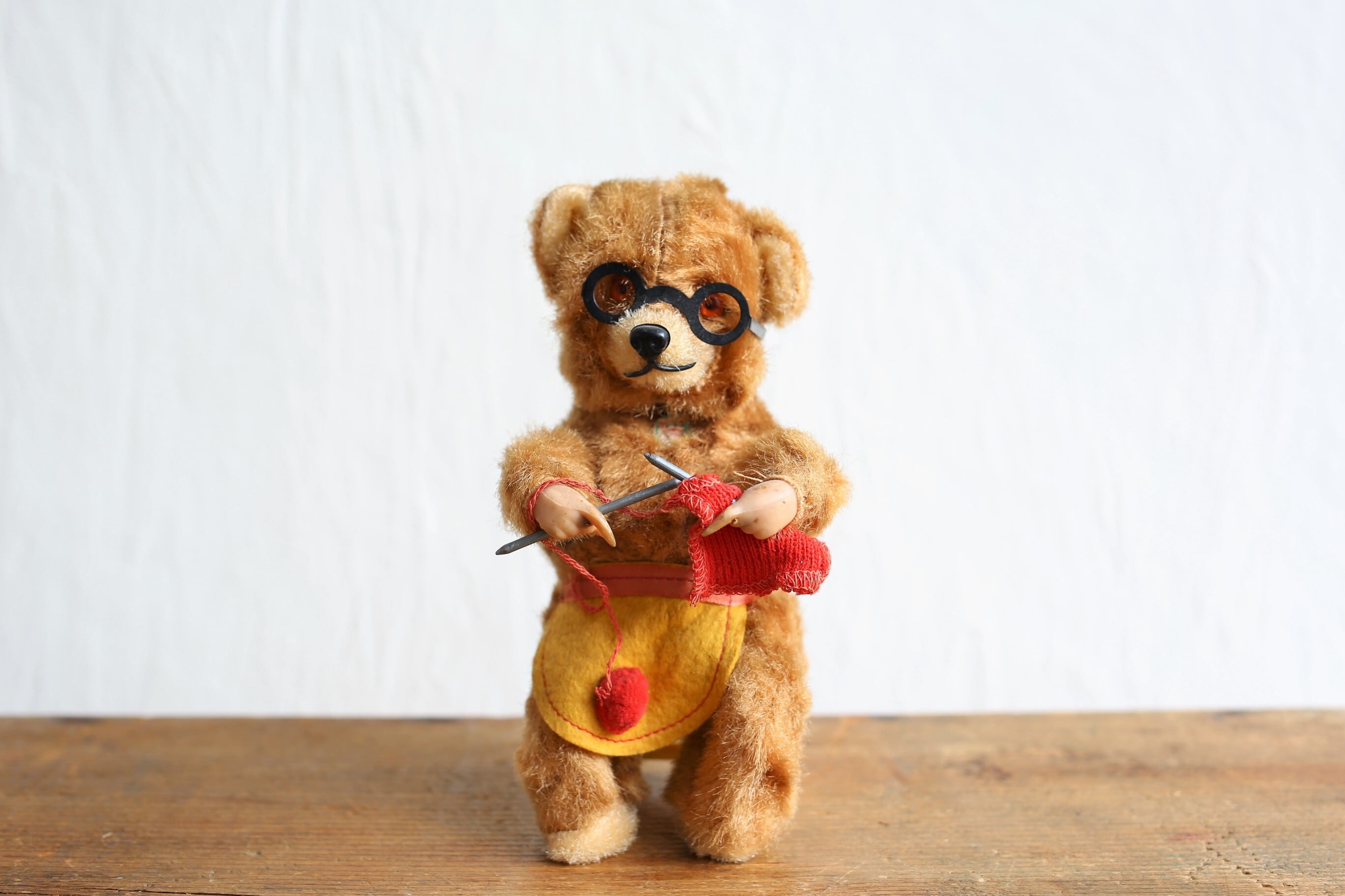 アンティーク ヴィンテージ ドイツ max carl ゼンマイおもちゃ 「編み物をするクマ」N-03131