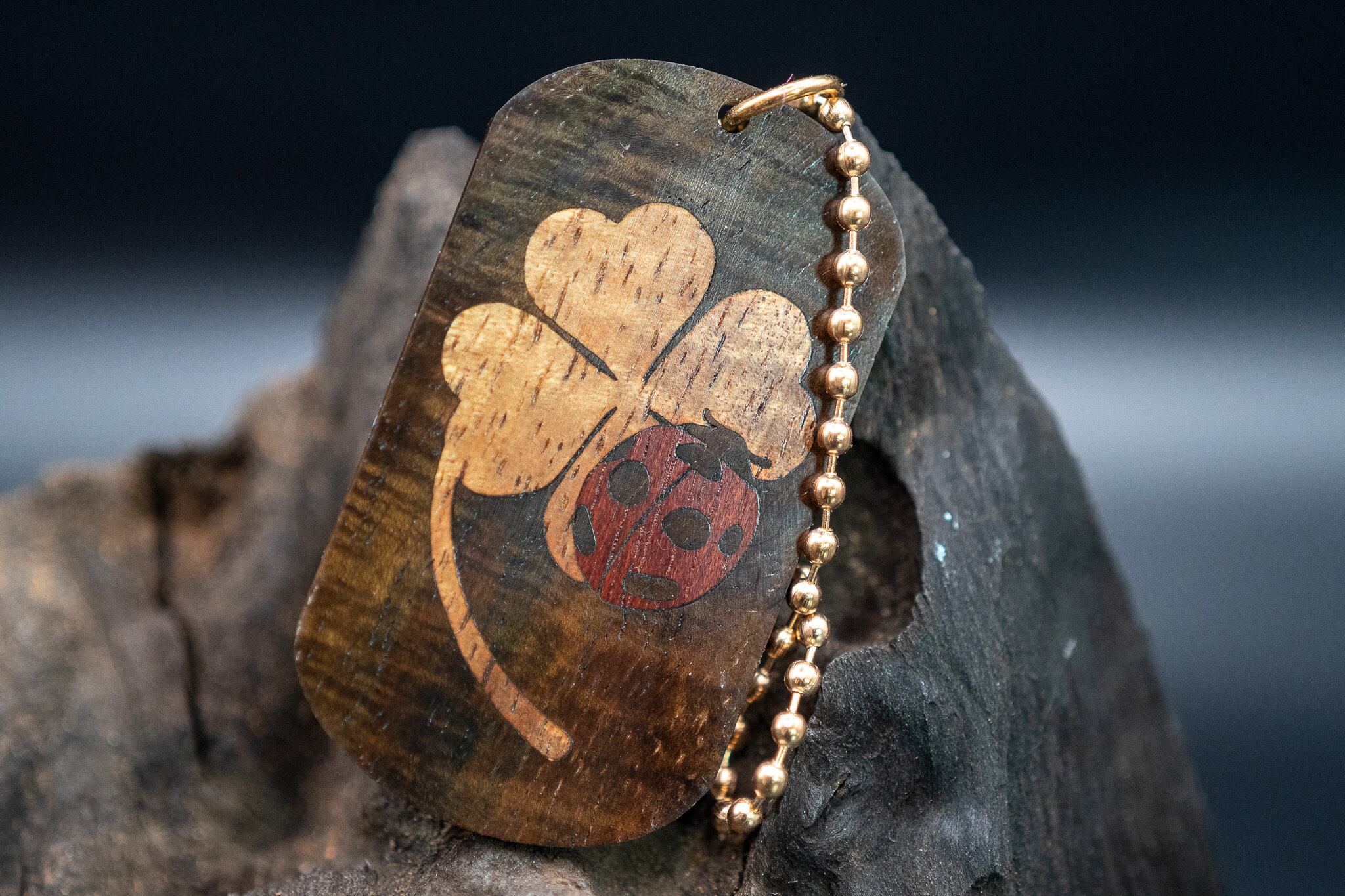 【21世紀最高峰の材】サイアミーズローズウッド マイクロカーリー ドッグタグ 象嵌 幸運を運ぶナナホシテントウ