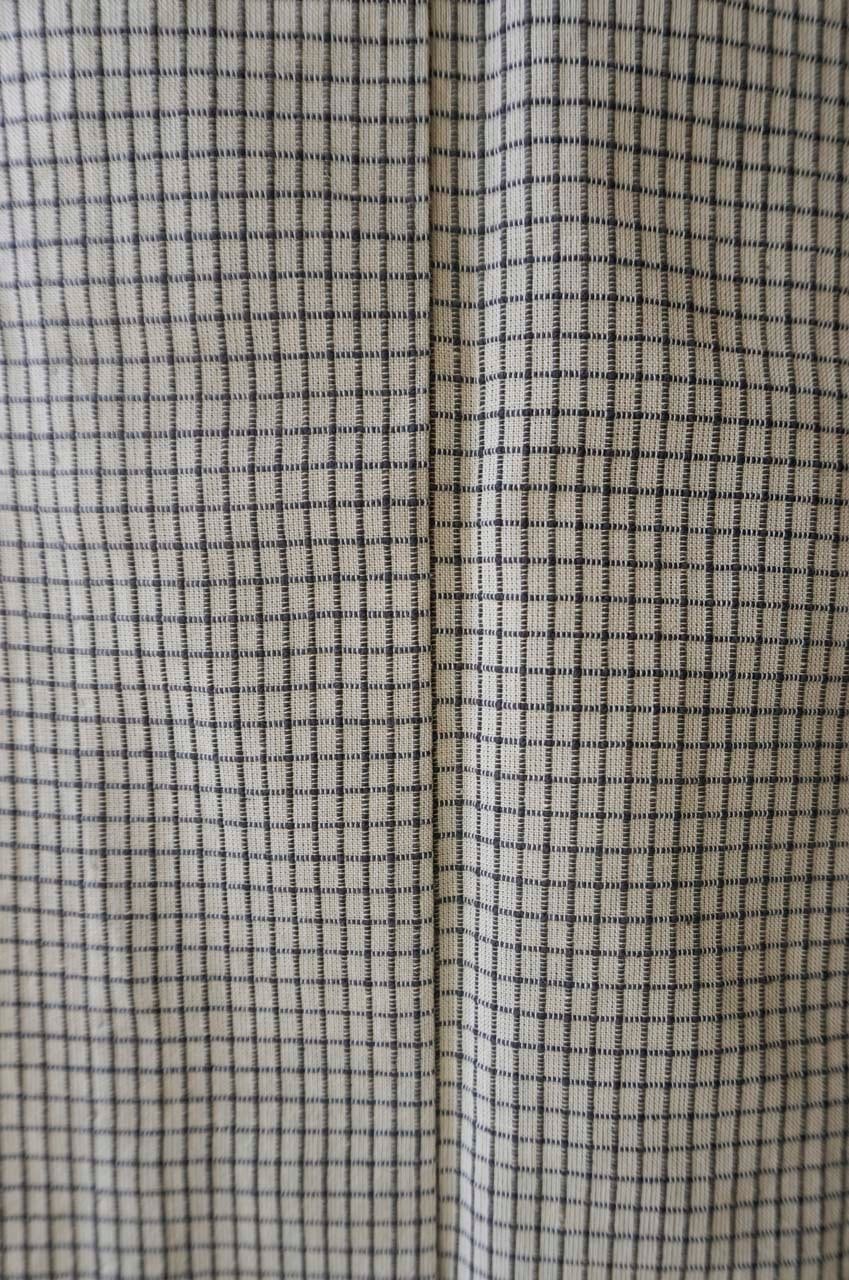 【単衣】紺仁工房 片貝染紅梅綿麻 白橡色地 格子文 仕立上がり品