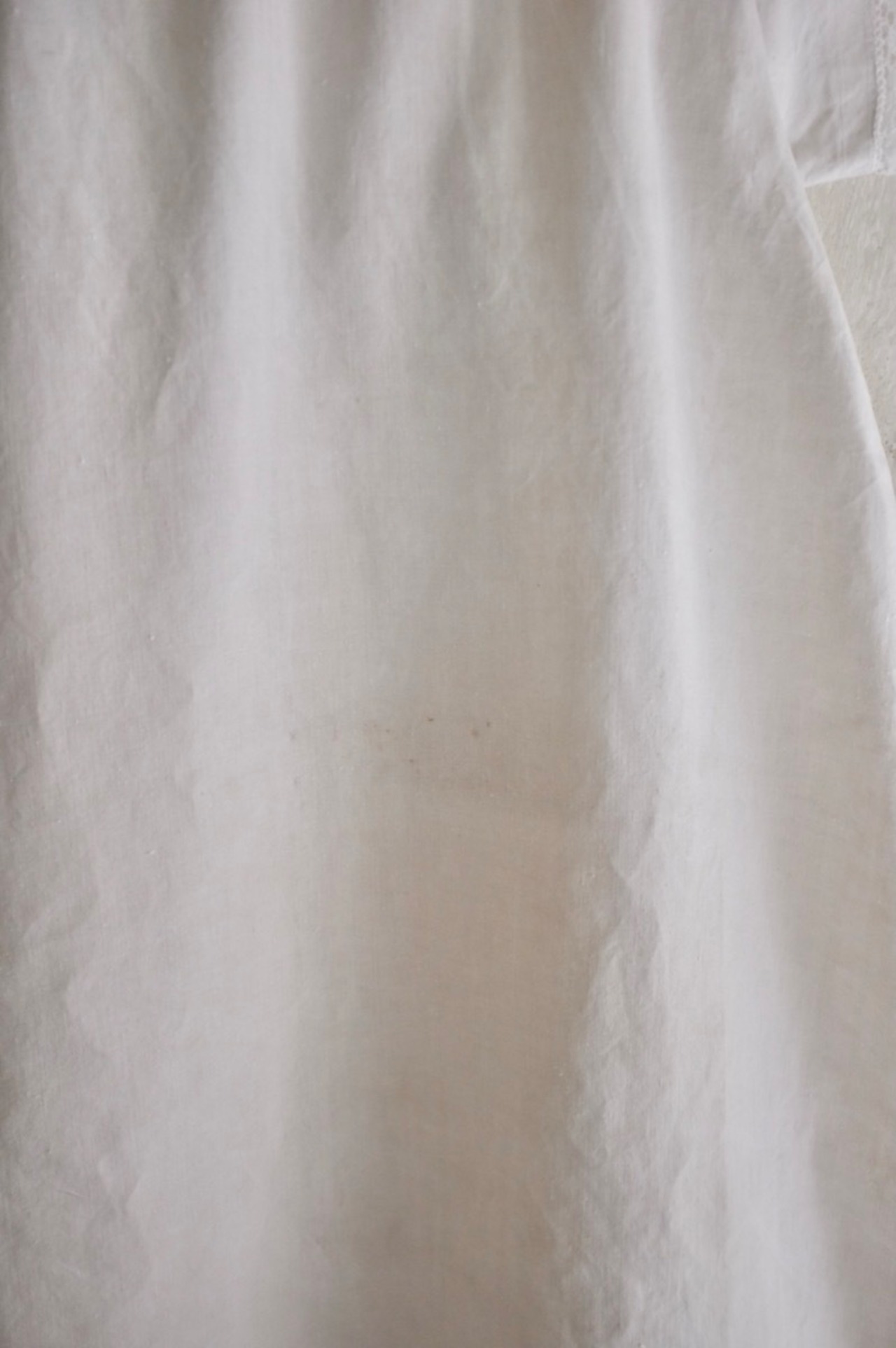 フランス 1900s  リネン 肩ボタンの小さな袖付きレースワンピース アンティーク