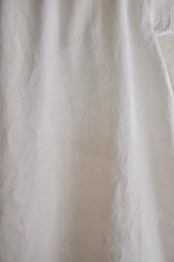 フランス 1900s  リネン 肩ボタンの小さな袖付きレースワンピース アンティーク