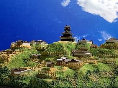 032☆完成品 春日山城 ケース付き 上杉謙信の城 新潟の城 お城 模型