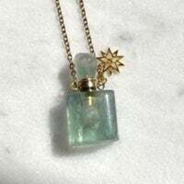 【訳アリ】【超美石】美しいフローライトの香水瓶　ペンダント（虹入り）　（チェーンつき）　3785