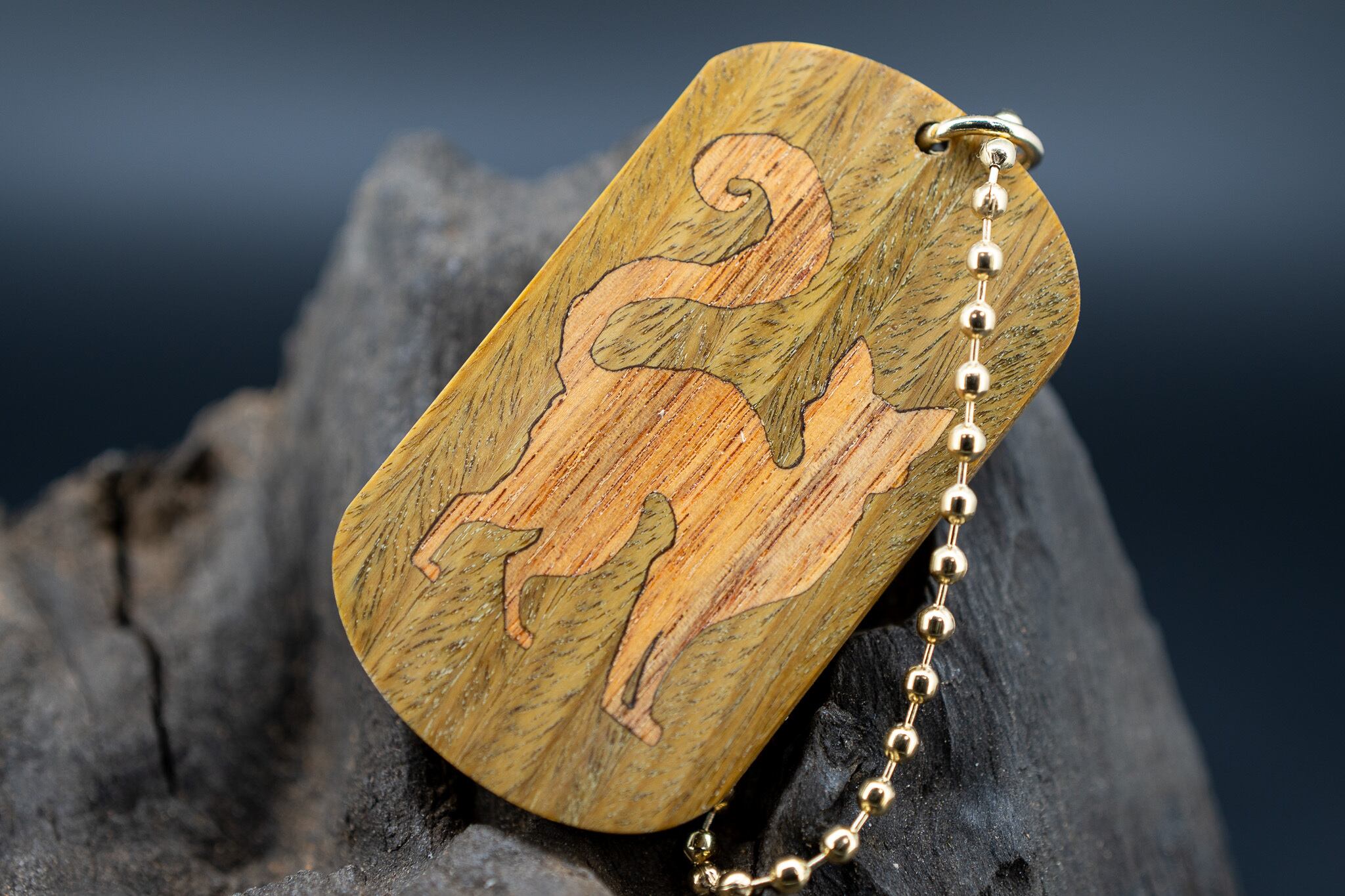 【翡翠の木】 パロサント ドッグタグ 象嵌 探る視線