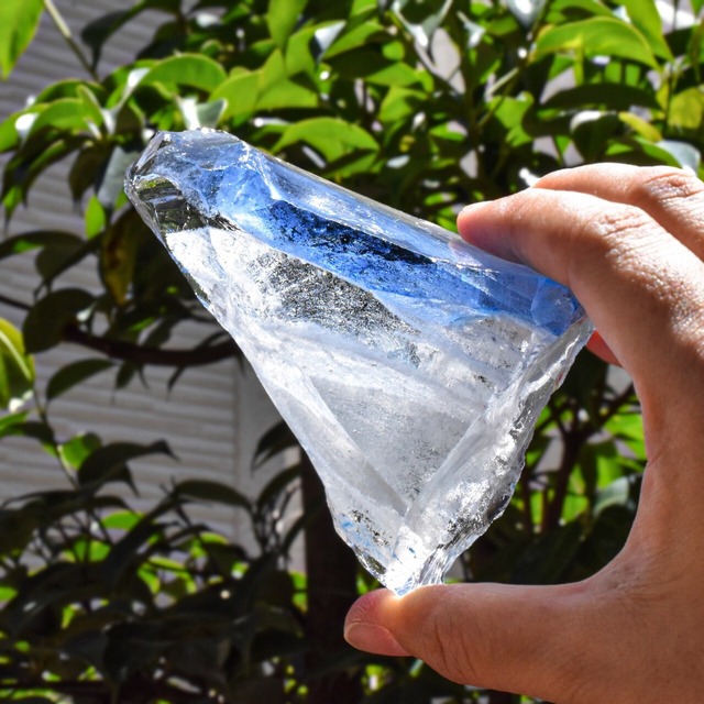 虹入り シエラネバダ産 アンダラクリスタル原石 ドラゴンヘッドアイスブルー