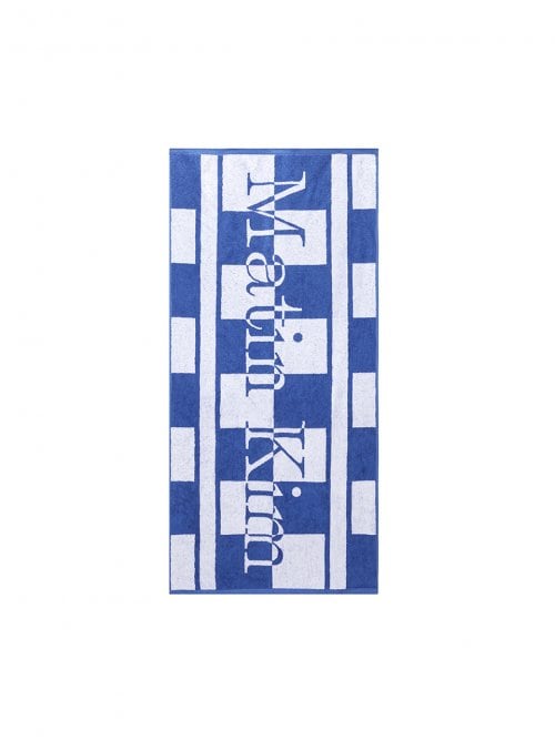 タオル MATIN KIM LOGO CHECKBOARD BEACH TOWEL MATIN KIM] LOGO CHECKBOARD BEACH TOWEL IN BLUE | もごつ