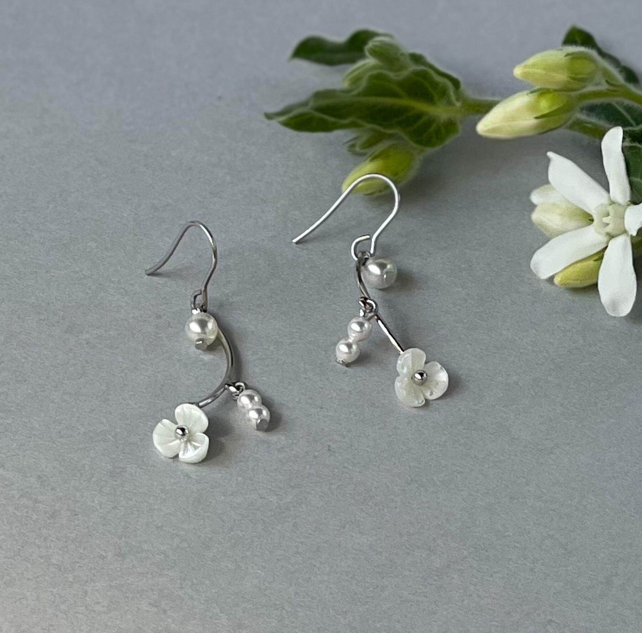 【専用】揺れるホワイトシルバーとパールのお花ピアス 白シェル小花とパールビーズの揺れるピアス【金属アレルギー対応