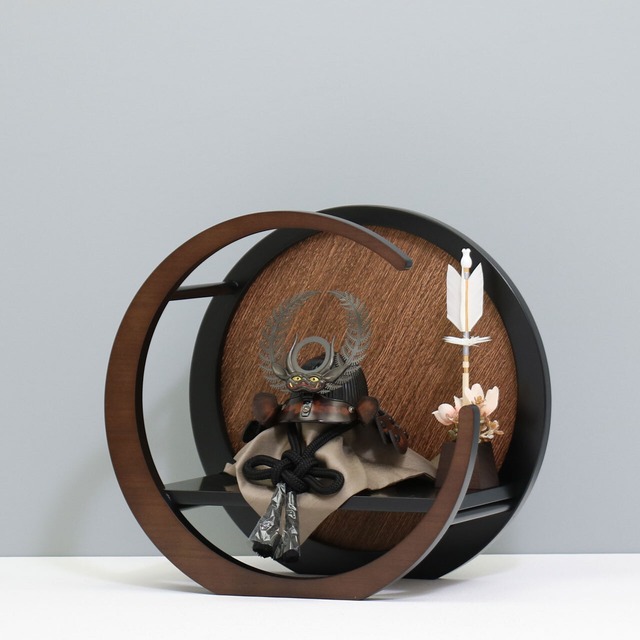 鈴甲子雄山 【Armadura 徳川家康】 兜飾り 円形飾り 五月人形｜矢付き｜木製｜和モダン｜コンパクト