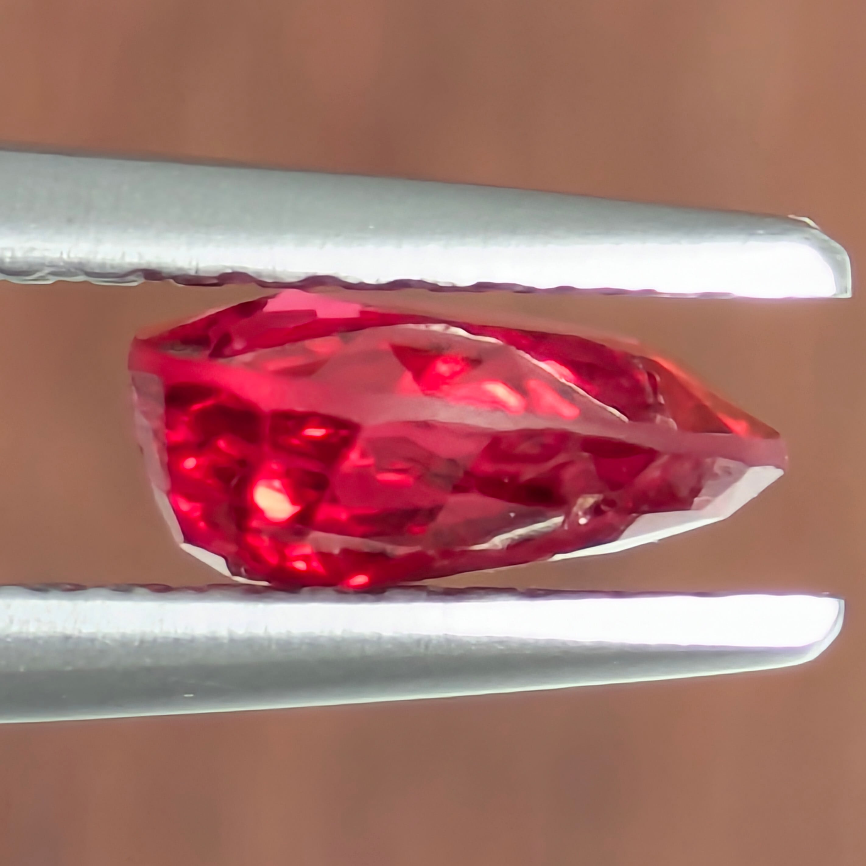 【赤型の異常型】コリアス（1メス・ロシア産） レッドスピネル ルース ミャンマー・モゴック産 【1.12ct】 PRO206671