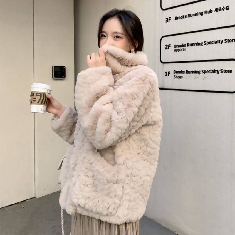 ふわふわ ラビットファー風 フェイクファー コート ショート丈 襟 ビッグカラー ラテカラー 上品 きれいめ 大人女子 女っぽ デートコーデ Lamitte Deco トレンド 韓国ファッション ショップ Base店