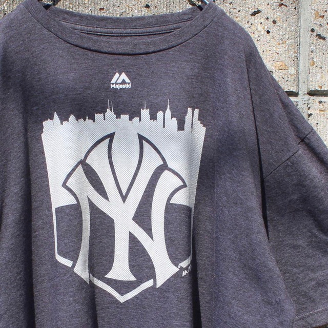 【XXLサイズ】Majestic × New York Yankees デカロゴ 大きめサイズ 古着 Tシャツ