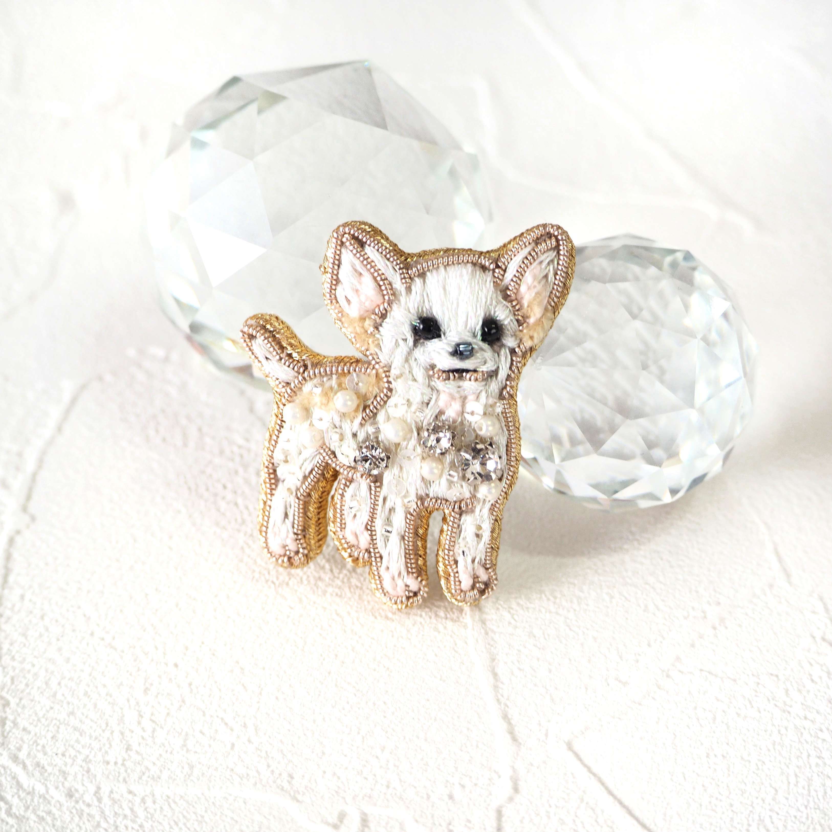 専用です(*^^*)チワワちゃんハンドメイド 受注販売】繊細なオートクチュールビーズ刺繍のチワワのブローチ 手嶋