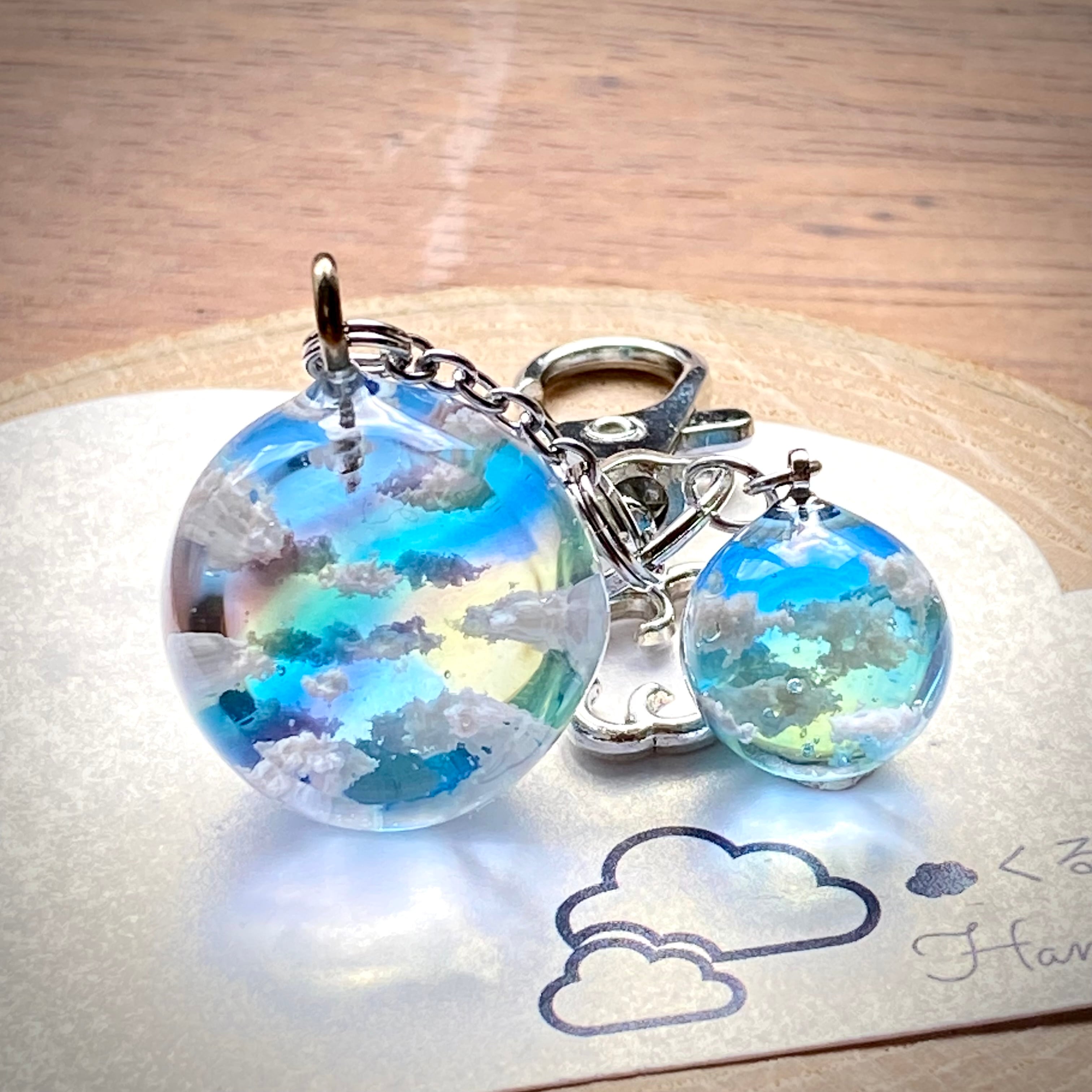 バックチャーム 2割カット球体 青空にかかる虹 小さい球体の青空