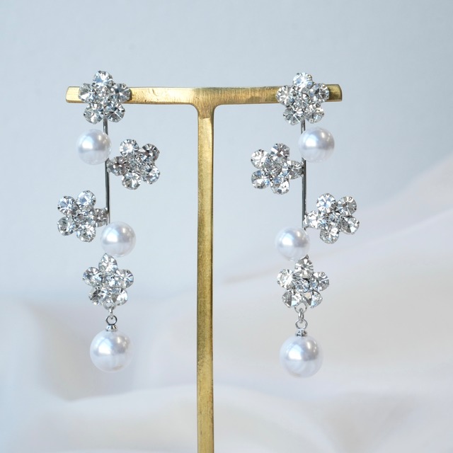 Q4  シルバー　パール　クリスタル　ピアス　ウェディング　結婚式・成人式・卒業式　