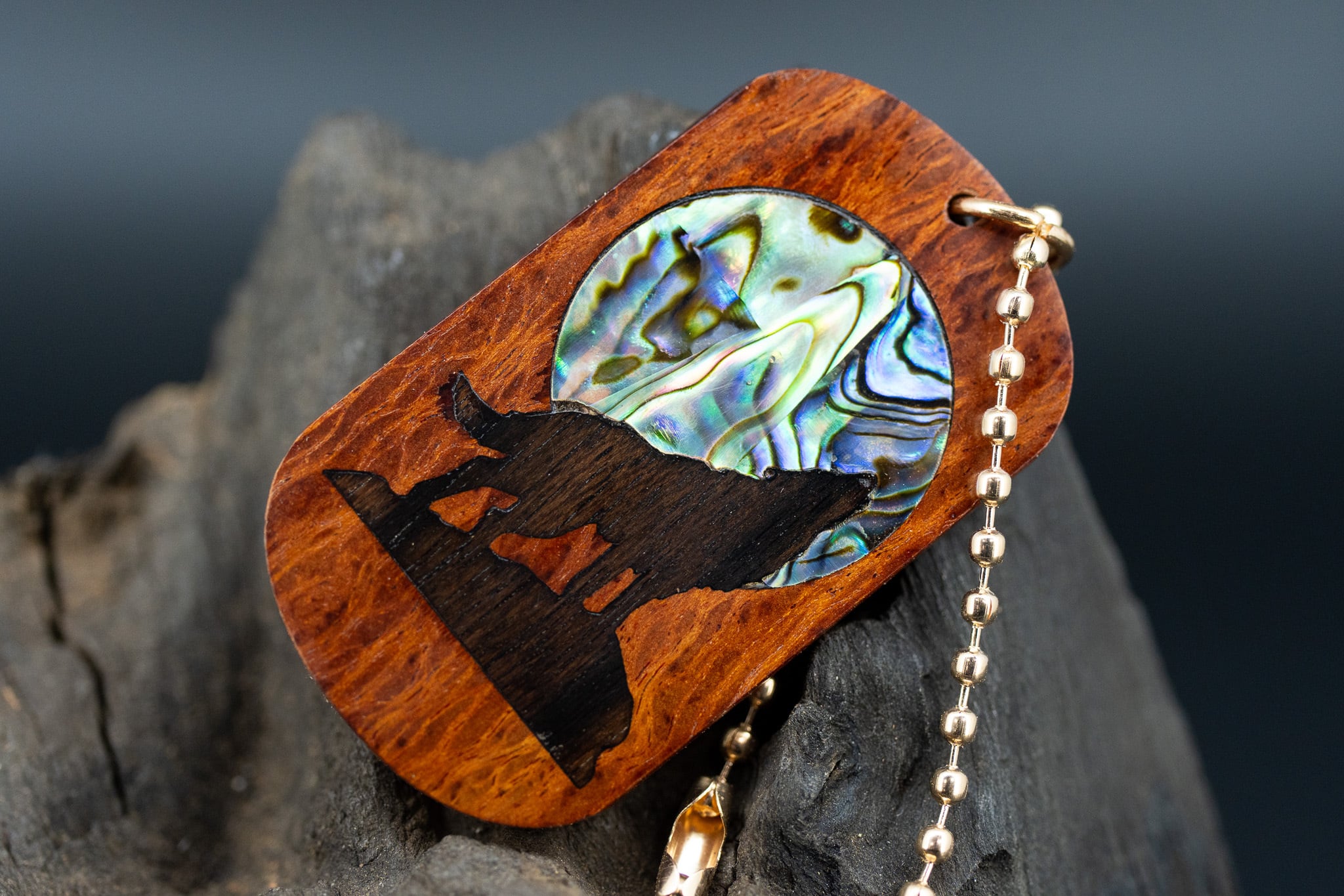 【 強さと美しさの象徴】 シーオーク ドッグタグ 木象嵌 月と狼