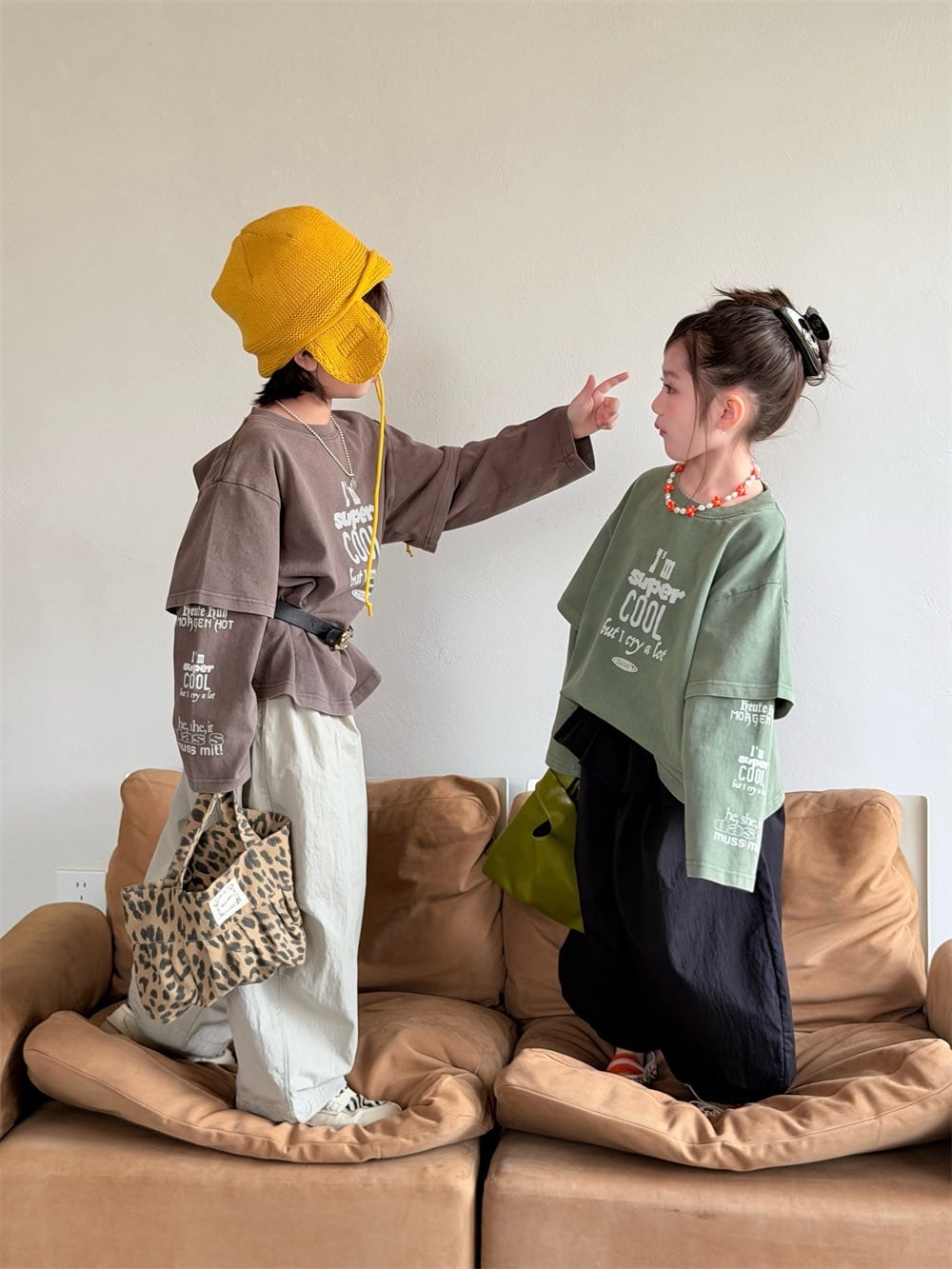 フェイクレイヤード袖プリントロングTシャツ（オリーブ／モカ）XDJK