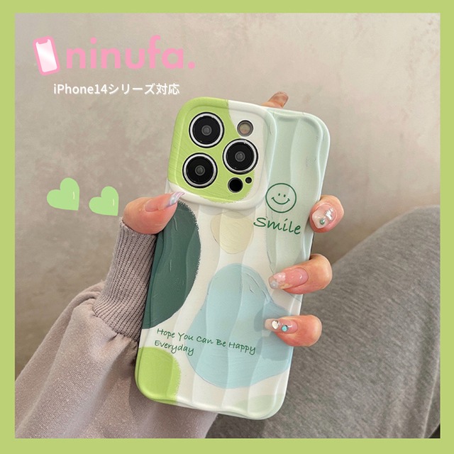 大人気スマイリーフェイス◎癒しのグリーン iPhone14 シリーズ対応 笑顔 カメラ保護 かわいい 韓国っぽ スマホケース ND-14918