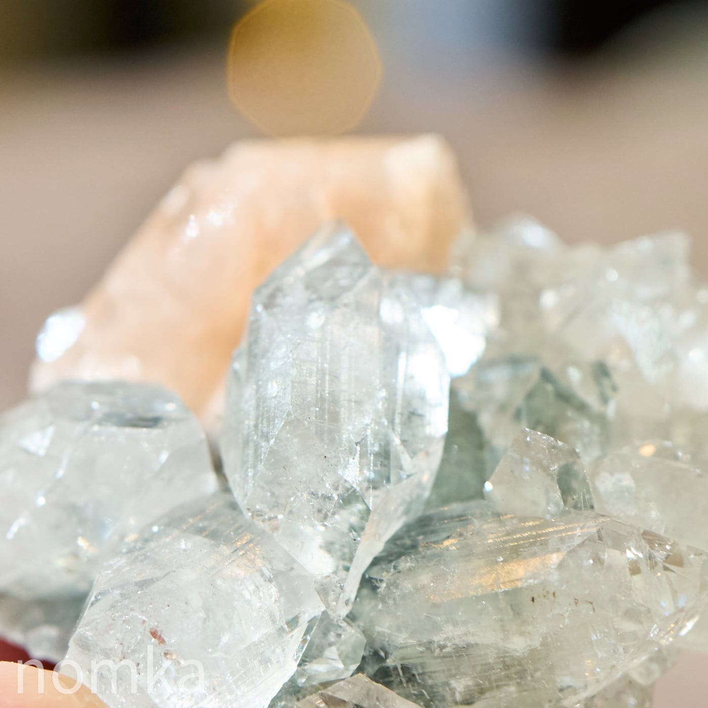 【光の結晶、朝焼けの彩り】インド産 クリアアポフィライト(スティルバイト共生)原石 20.6g ngem-0232