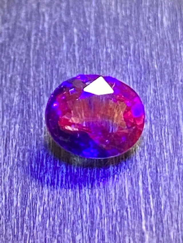 【蛍光の発色良くレア度高め】強蛍光サファイア 0.92ct ルース