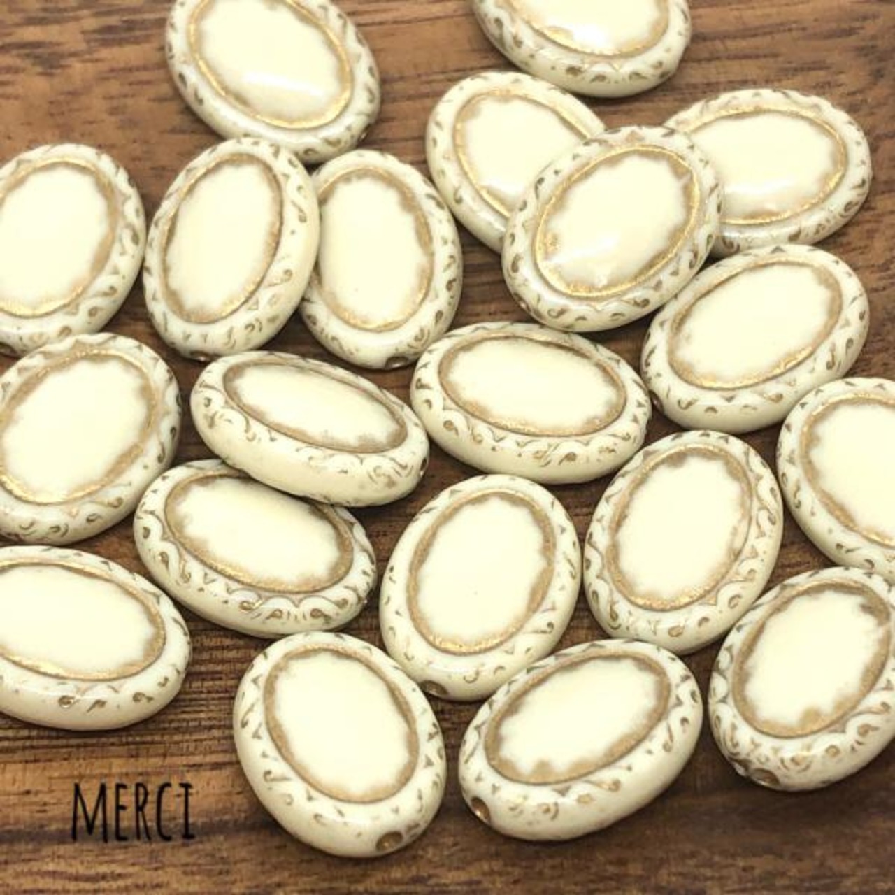 【4個】ダブルオーバルゴールドラインアクリルホワイトビーズ/スペーサー/樹脂