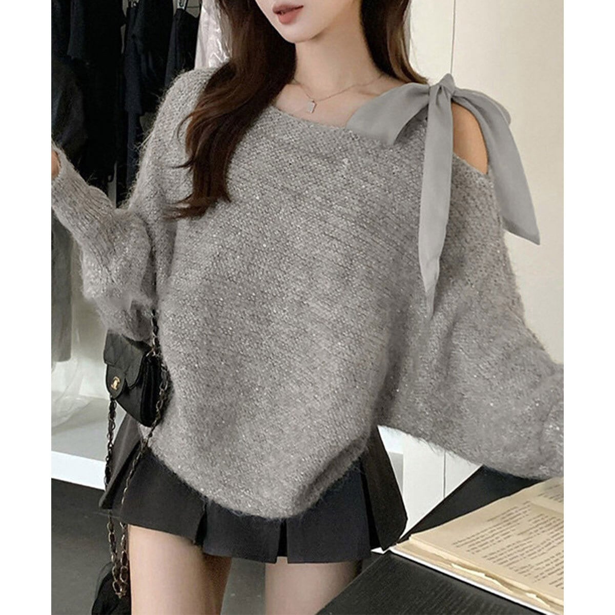 シャギー ニット リボン付き ラメ入り 肩出し レディース 秋冬 韓国 オフショルダー きれいめ 大人 かわいい ガーリー フェミニン キラキラ アシンメトリー 大人可愛い 大人女子