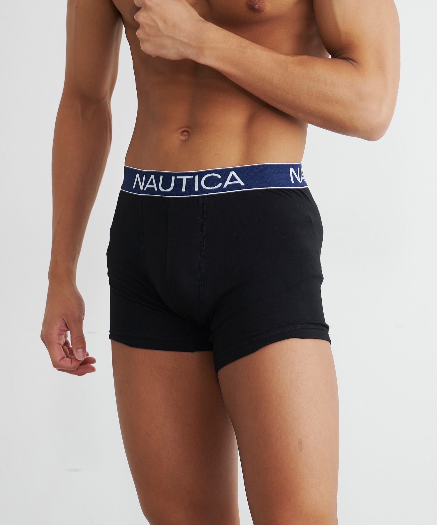 ユニセックス向けのブランドをメインにした カジュアルな洋服や服飾雑貨を取り扱っているショップカルラス