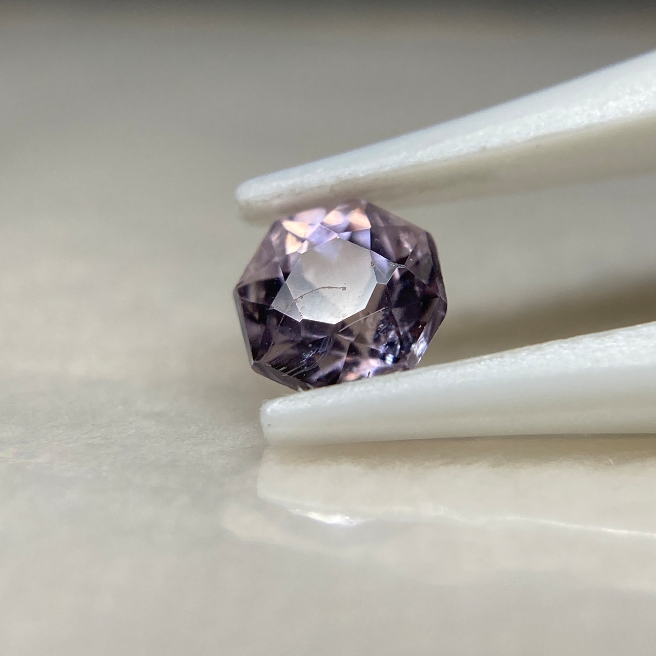 お花みたいなスピネル 訳あってお買い得  約4.3mm*3.4mm r-0635