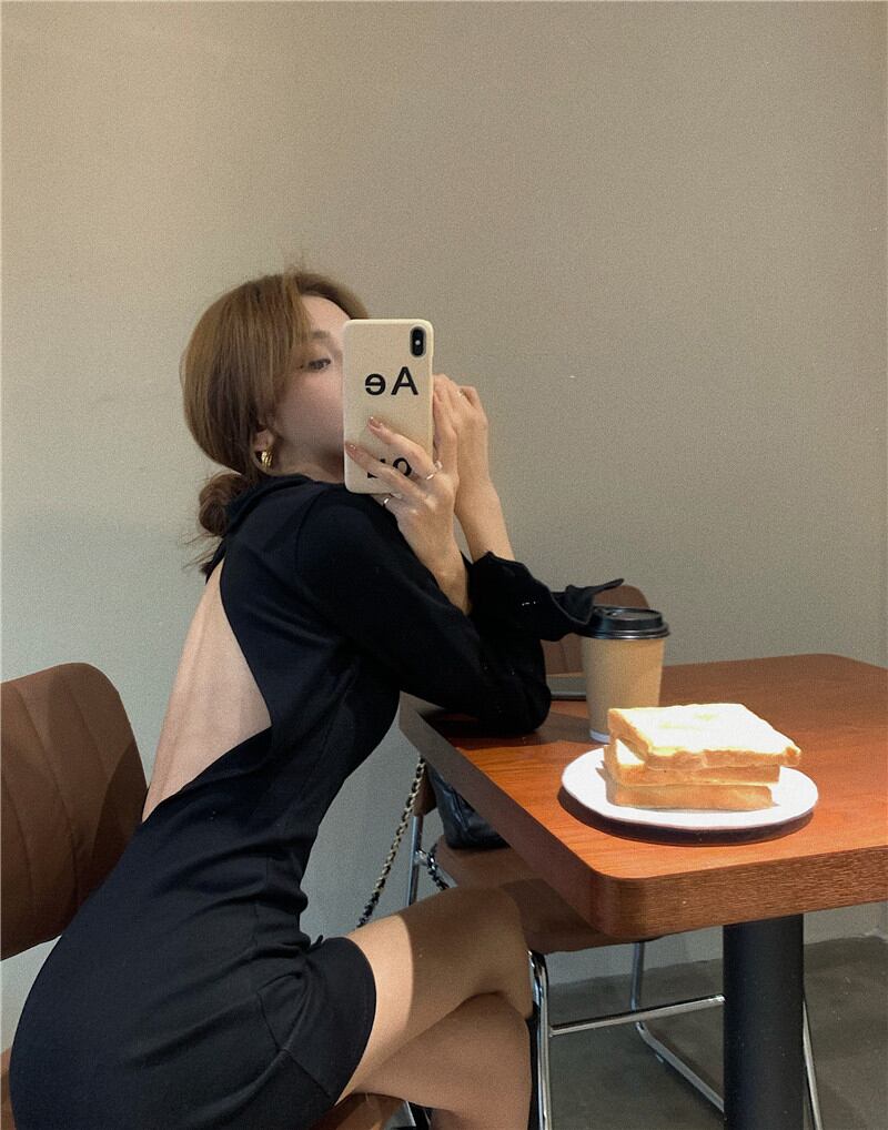 セクシーな中空オープンバック黒長袖Tシャツドレス女性2020秋新しいショートスカートは薄くてヒップなスカートです ブラックストロベリース53381767561