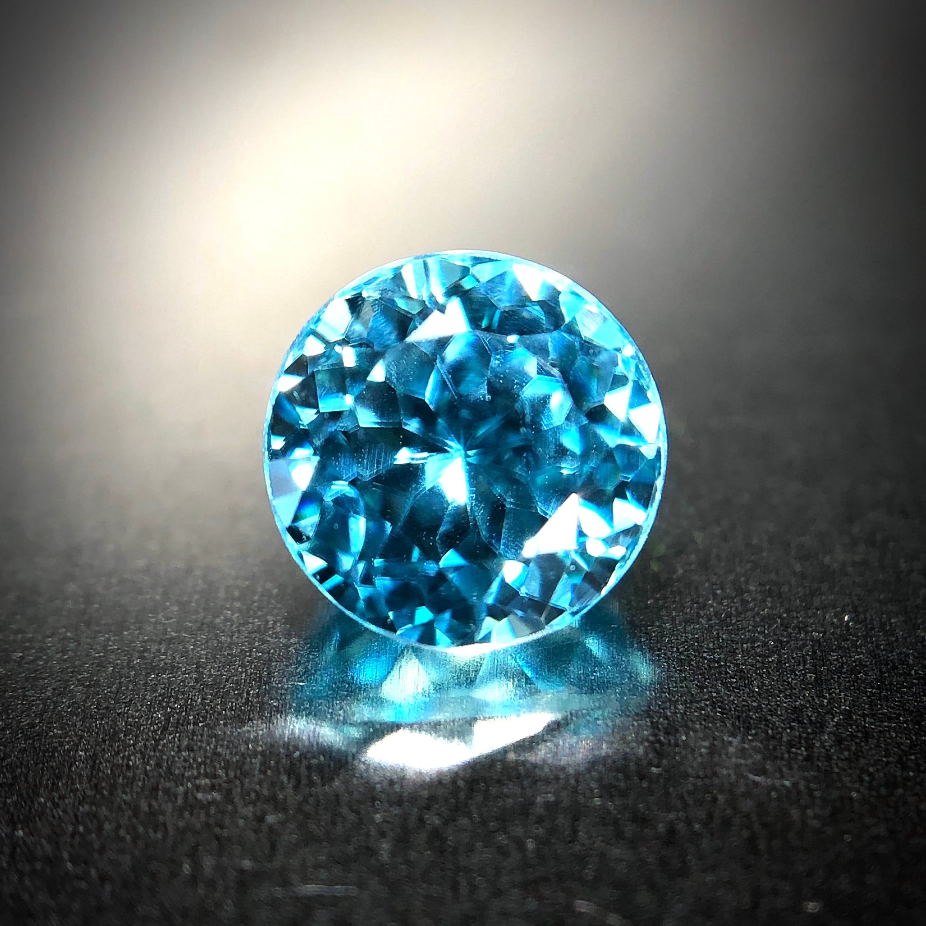 煌びやかなアイスブルーのブリリアンス 1.5ct UP 天然ブルージルコン