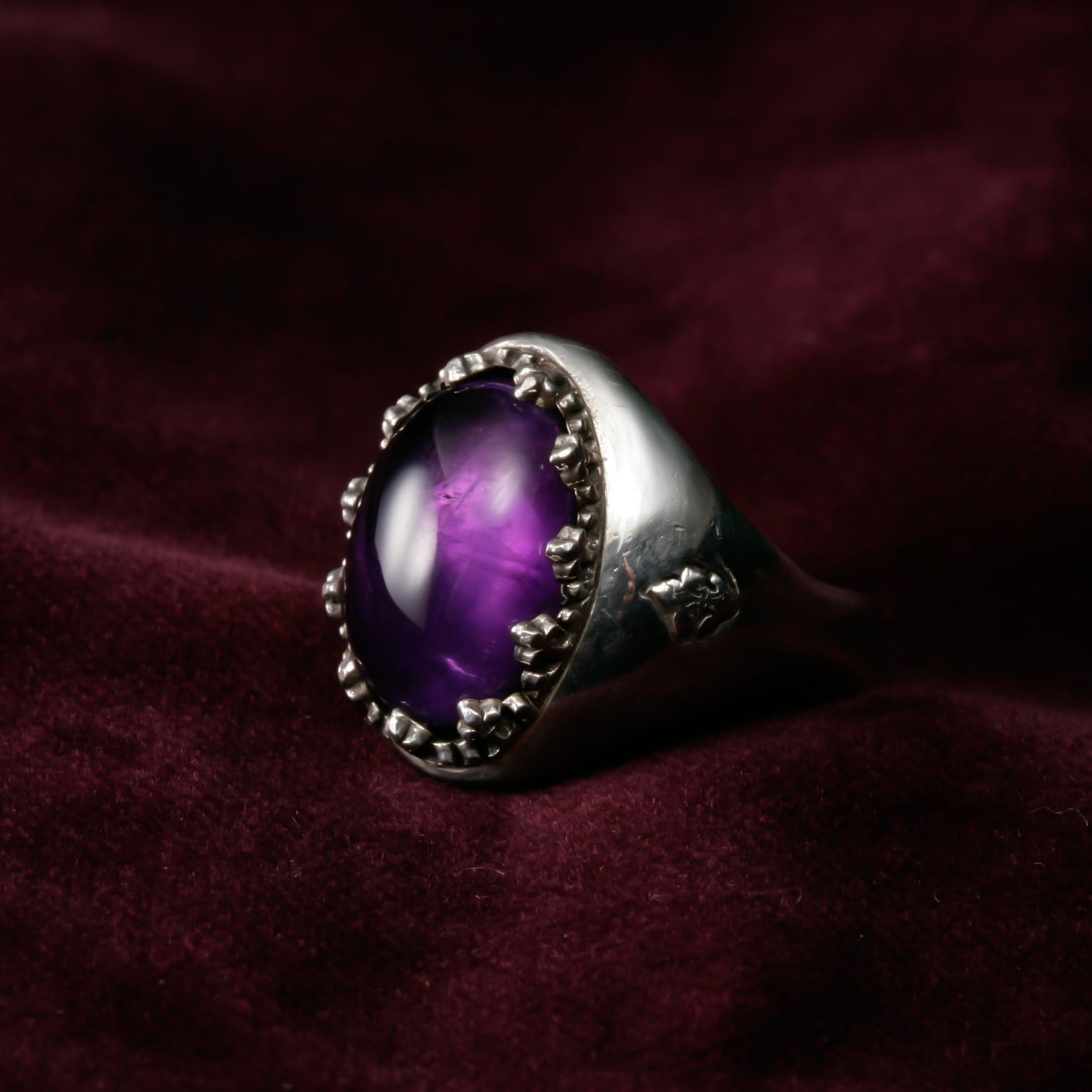 Cabochon Amethyst Ring / with Skull Object